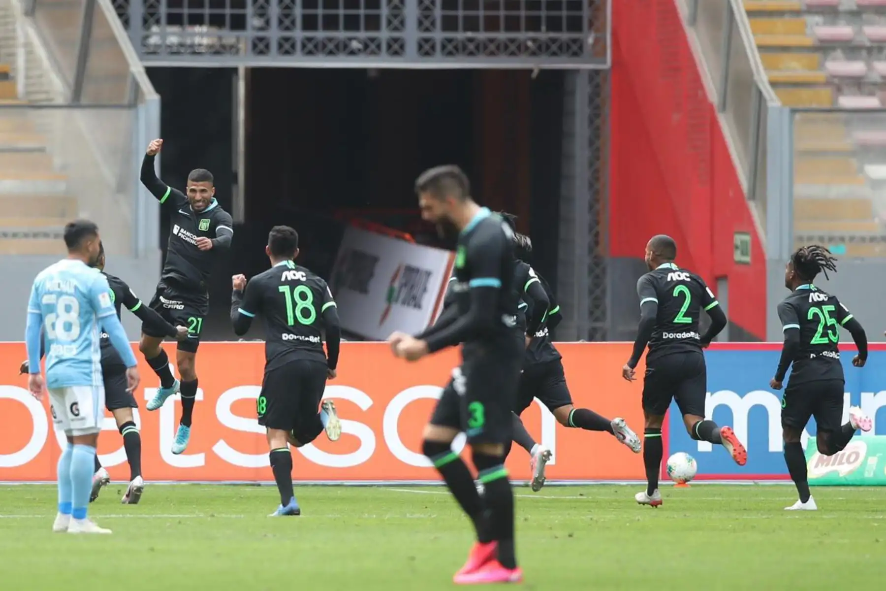 El futbolista J. Ballón y compañeros de  Alianza Lima celebran su gol ante Sporting Cristal, durante el partido por la fecha 8 de la Liga 1 del Torneo Apertura 2020, en el Estadio Nacional.  Foto: @LigaFutProfdel