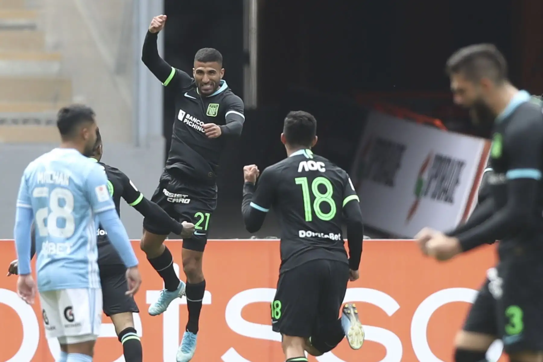 El futbolista J. Ballón de  Alianza Lima celebra su gol ante Sporting Cristal, durante el partido por la fecha 8 de la Liga 1 del Torneo Apertura 2020, en el Estadio Nacional.  
Foto: @LigaFutProfdel