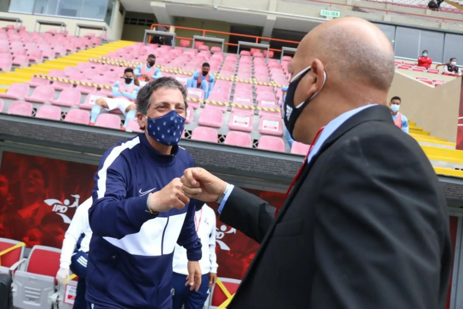 Previo al inicio del partido entre Alianza Lima y Sporting Cristal, saludo de los entrenadores Mario Salas y Roberto Mosquera, ambos campeones nacionales en el 2018 y 2019 respectivamente.
Foto: @LigaFutProfdel