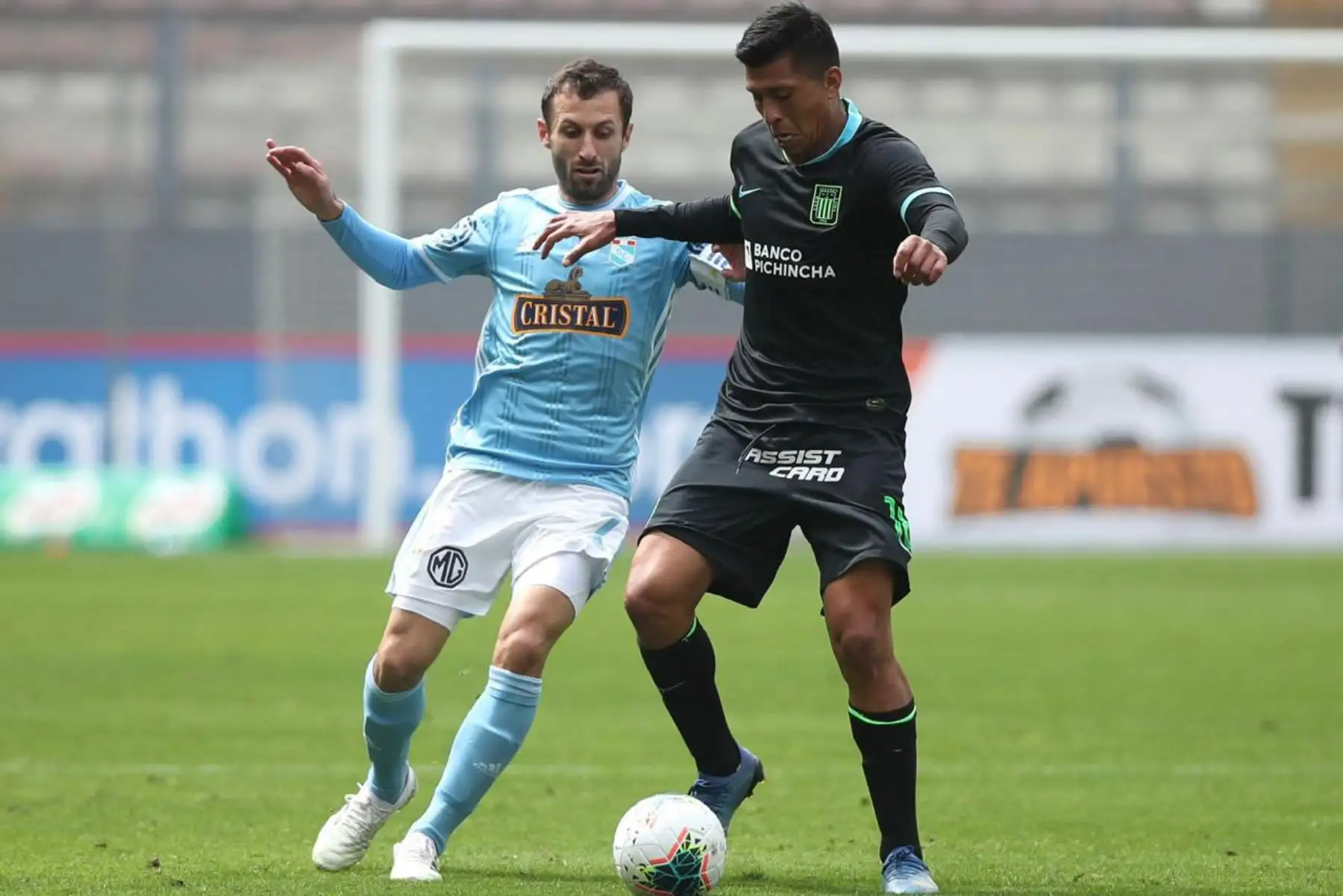 El futbolista R. Cruzado de  Alianza Lima, disputa la pelota con. jugador H. Calcaterra de  Sporting Cristal, durante el partido por la fecha 8 de la Liga 1 del Torneo Apertura 2020, en el Estadio Nacional. 
 Foto: @LigaFutProfdel