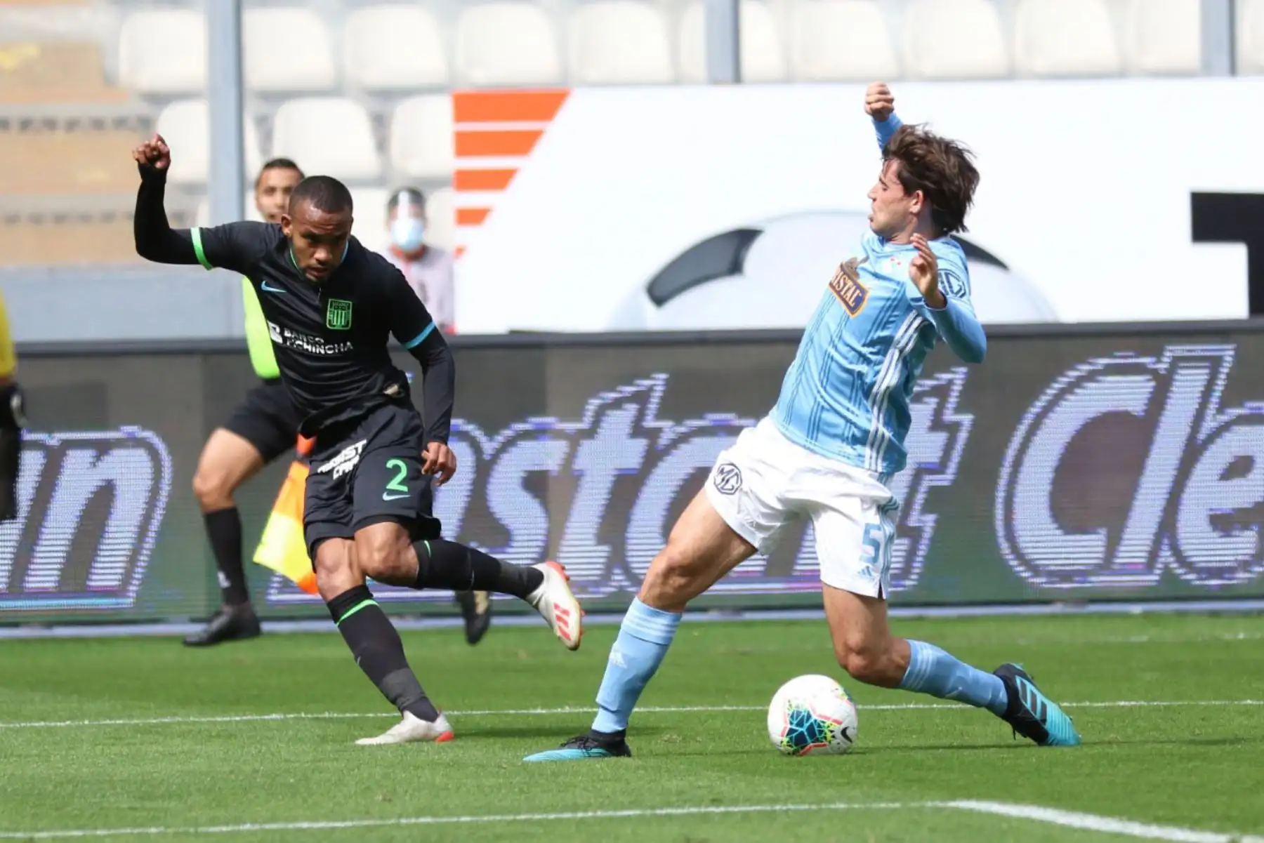 El futbolista H. Salazar de  Alianza Lima, disputa la pelota con el jugador de Sporting Cristal, durante el partido por la fecha 8 de la Liga 1 del Torneo Apertura 2020, en el Estadio Nacional. 
 Foto: @LigaFutProfdel