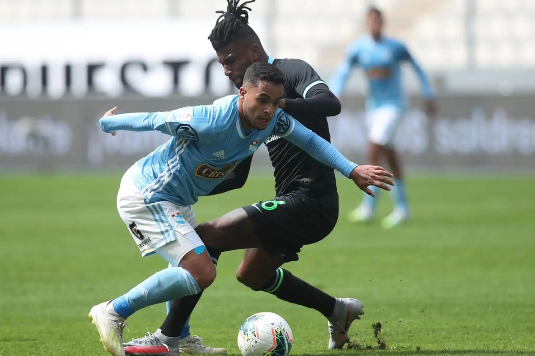 El futbolista C. Ascues de  Alianza Lima, disputa la pelota con. el jugador de  Sporting Cristal, durante el partido por la fecha 8 de la Liga 1 del Torneo Apertura 2020, en el Estadio Nacional. 
 Foto: @LigaFutProfdel
