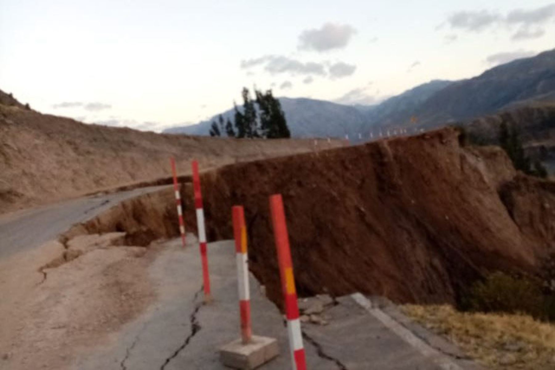 Deslizamiento afectó la carretera de Chivay-Cabanaconde, en el sector de Chaccaña del distrito de Maca, región Arequipa, y dejó incomunicada a la población. Foto: Indeci