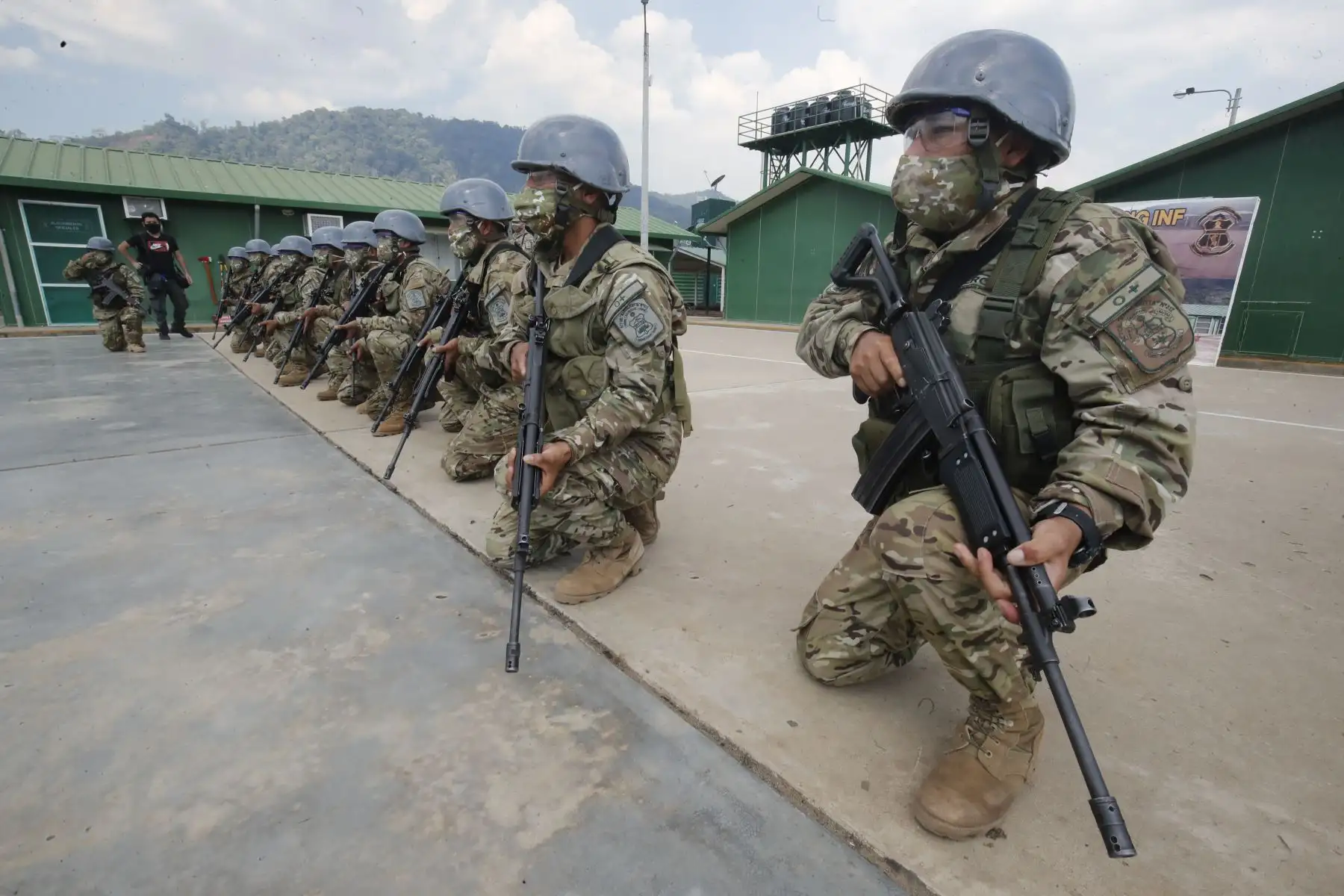 Ministro de Defensa,  Jorge Chávez Cresta condecora con orden “ Cruz de guerra” en base Pichari a militares y policías que abatieron a senderistas.
Foto: ANDINA/Juan Carlos Guzmán