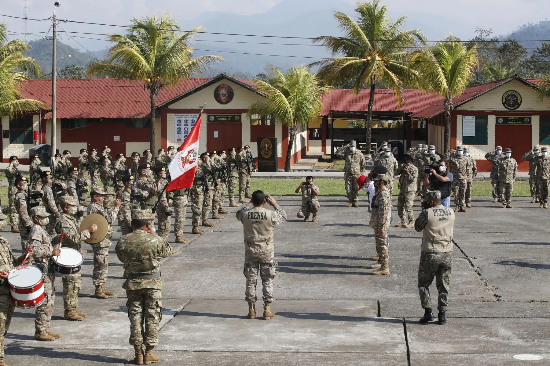Ministro de Defensa,  Jorge Chávez Cresta condecora con orden “ Cruz de guerra” en base Pichari a militares y policías que abatieron a senderistas.
Foto: ANDINA/Juan Carlos Guzmán