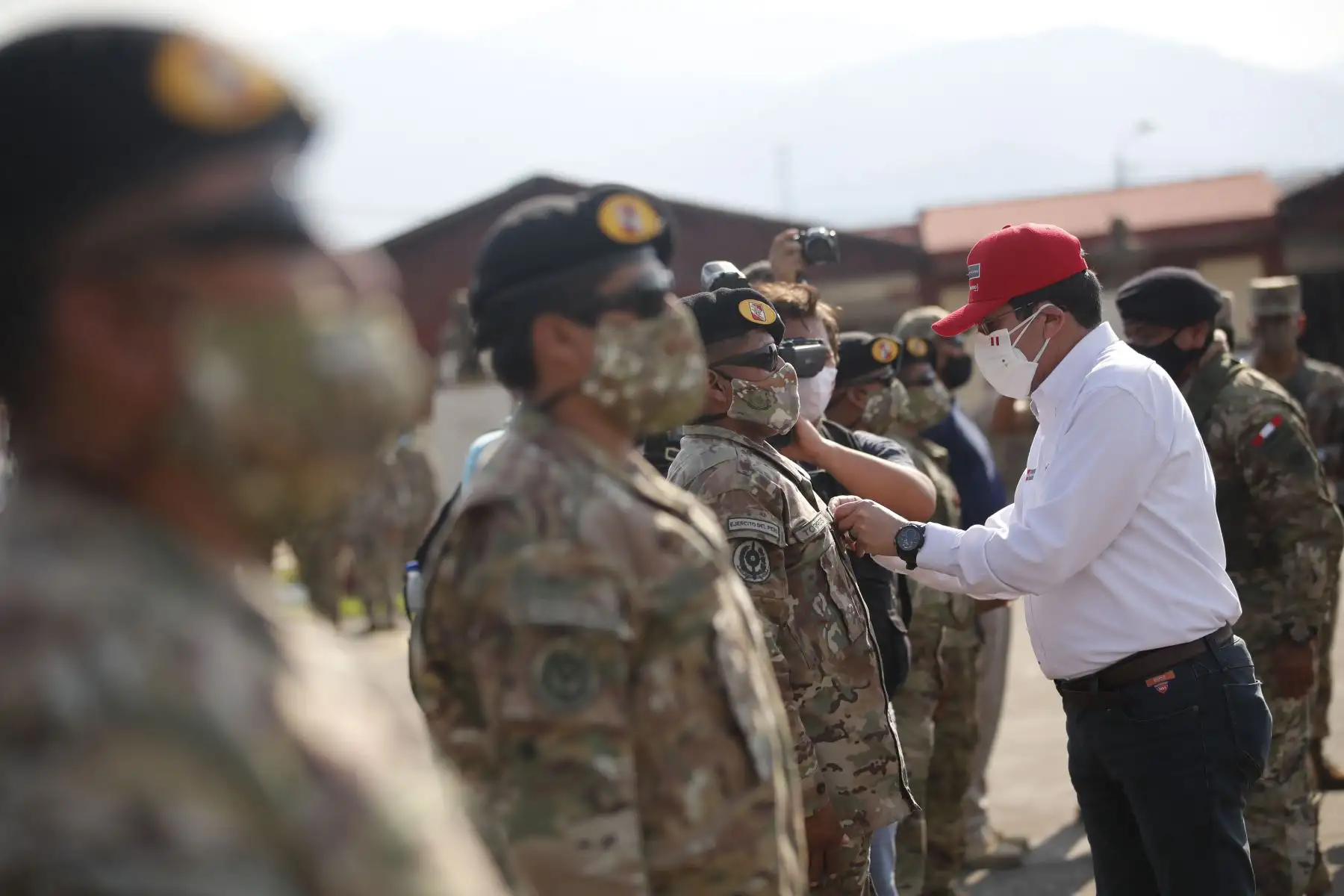 Ministro de Defensa,  Jorge Chávez Cresta condecora con orden “ Cruz de guerra” en base Pichari a militares y policías que abatieron a senderistas.
Foto: ANDINA/Juan Carlos Guzmán