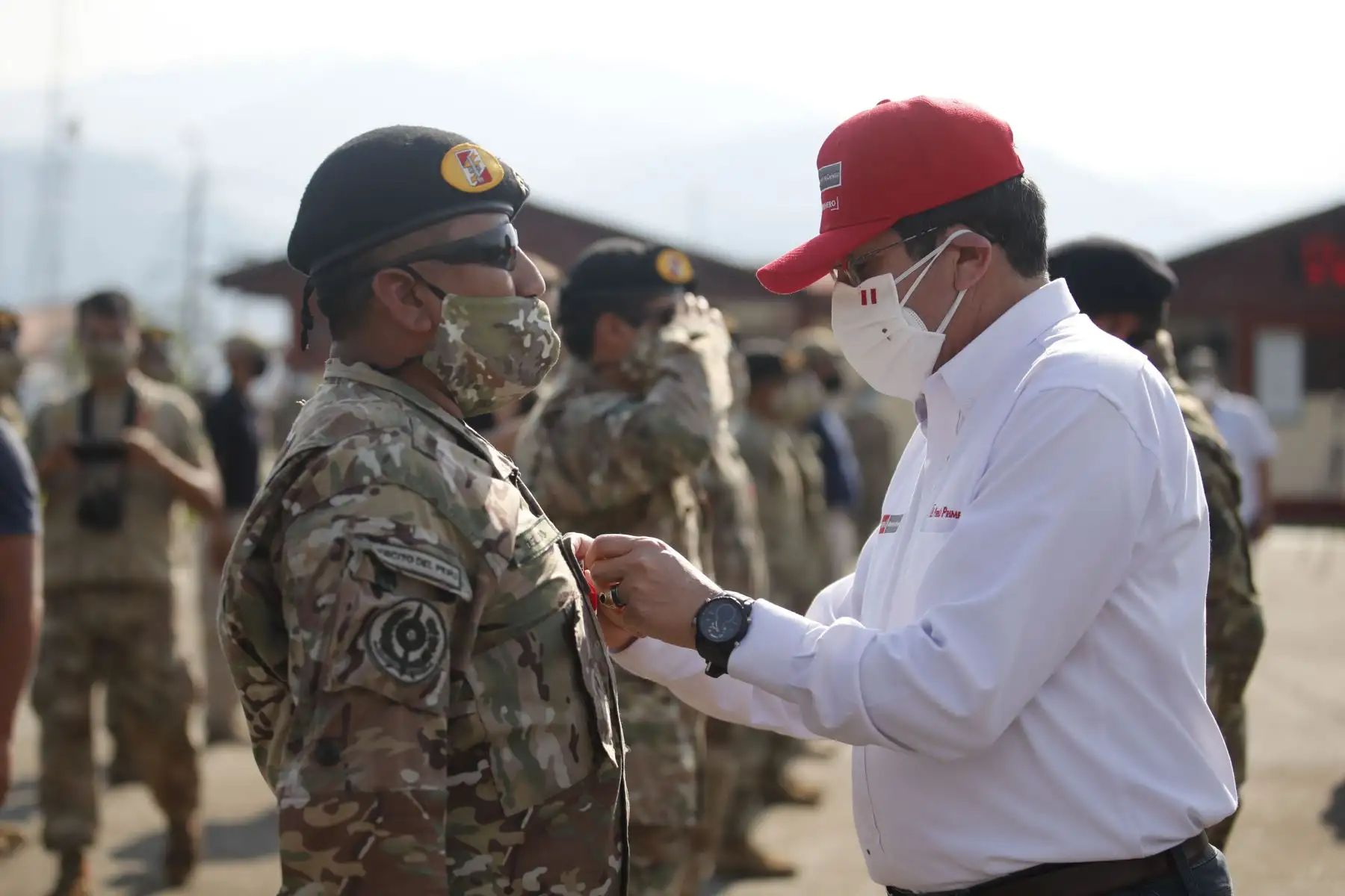 Ministro de Defensa,  Jorge Chávez Cresta condecora con orden “ Cruz de guerra” en base Pichari a militares y policías que abatieron a senderistas.
Foto: ANDINA/Juan Carlos Guzmán