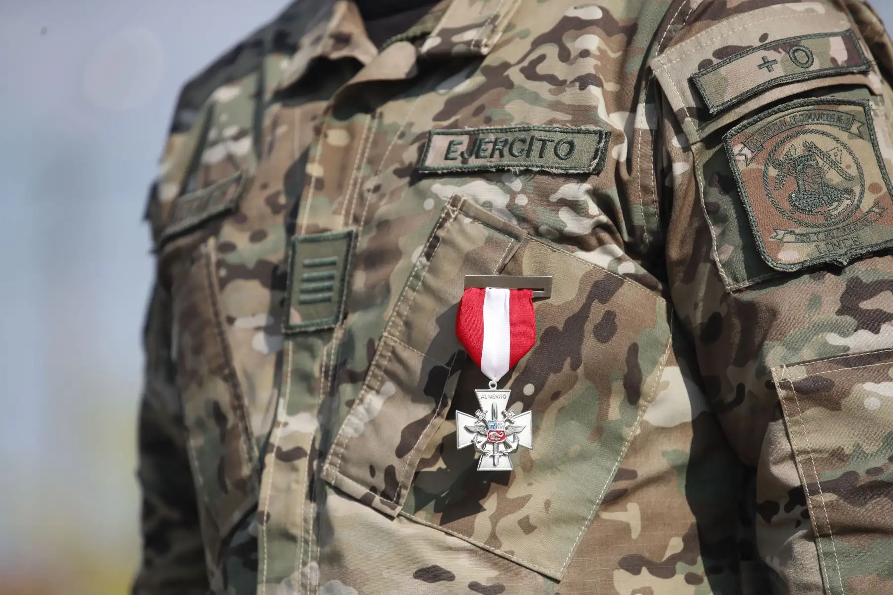 Ministro de Defensa,  Jorge Chávez Cresta condecora con orden “ Cruz de guerra” en base Pichari a militares y policías que abatieron a senderistas.
Foto: ANDINA/Juan Carlos Guzmán
