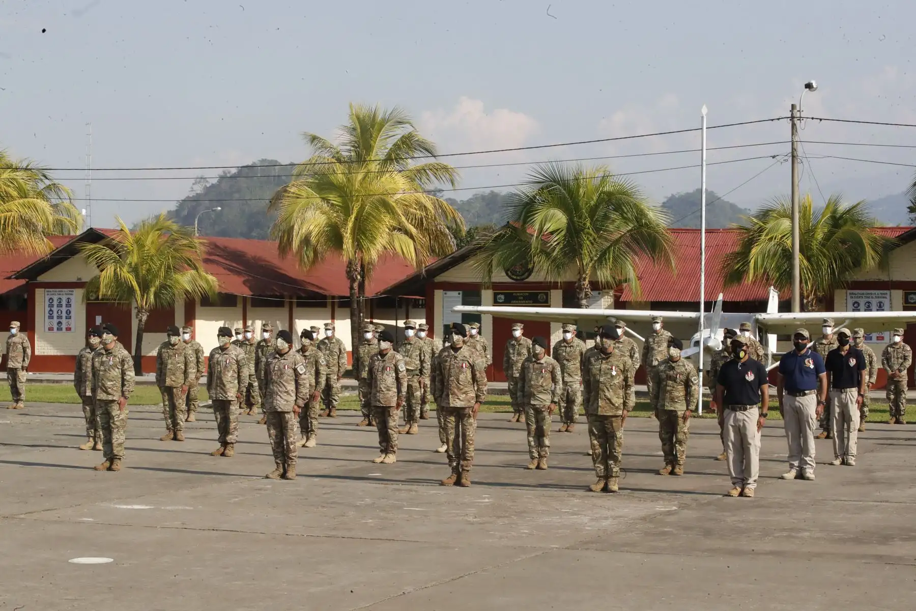 Ministro de Defensa,  Jorge Chávez Cresta condecora con orden “ Cruz de guerra” en base Pichari a militares y policías que abatieron a senderistas.
Foto: ANDINA/Juan Carlos Guzmán