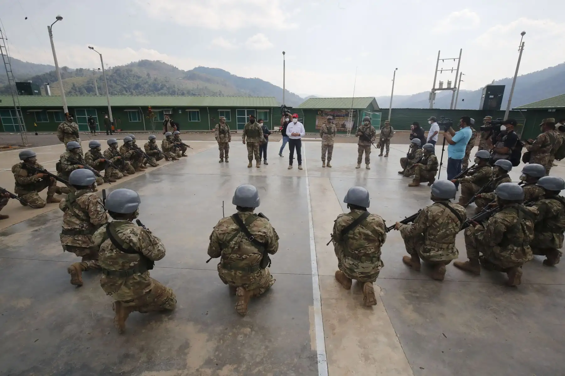 Ministro de Defensa,  Jorge Chávez Cresta condecora con orden “ Cruz de guerra” en base Pichari a militares y policías que abatieron a senderistas.
Foto: ANDINA/Juan Carlos Guzmán