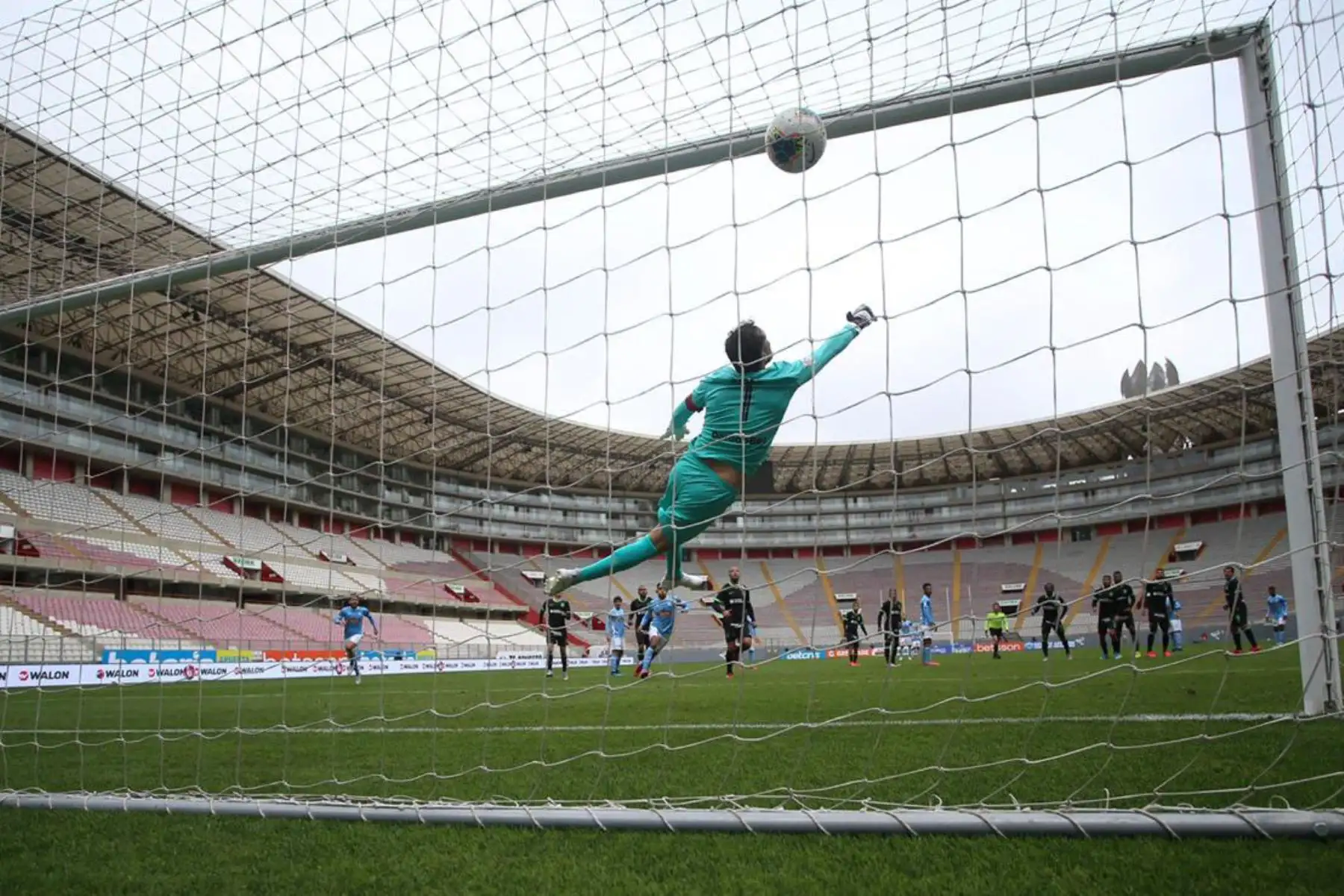 Preciso instante del gol del futbolista E. Herrera del club Sporting Cristal en tiro libre ante el  Alianza Lima  durante el partido por la fecha 8 de la Liga 1 del Torneo Apertura 2020, en el Estadio Nacional.  Foto: @LigaFutProfdel