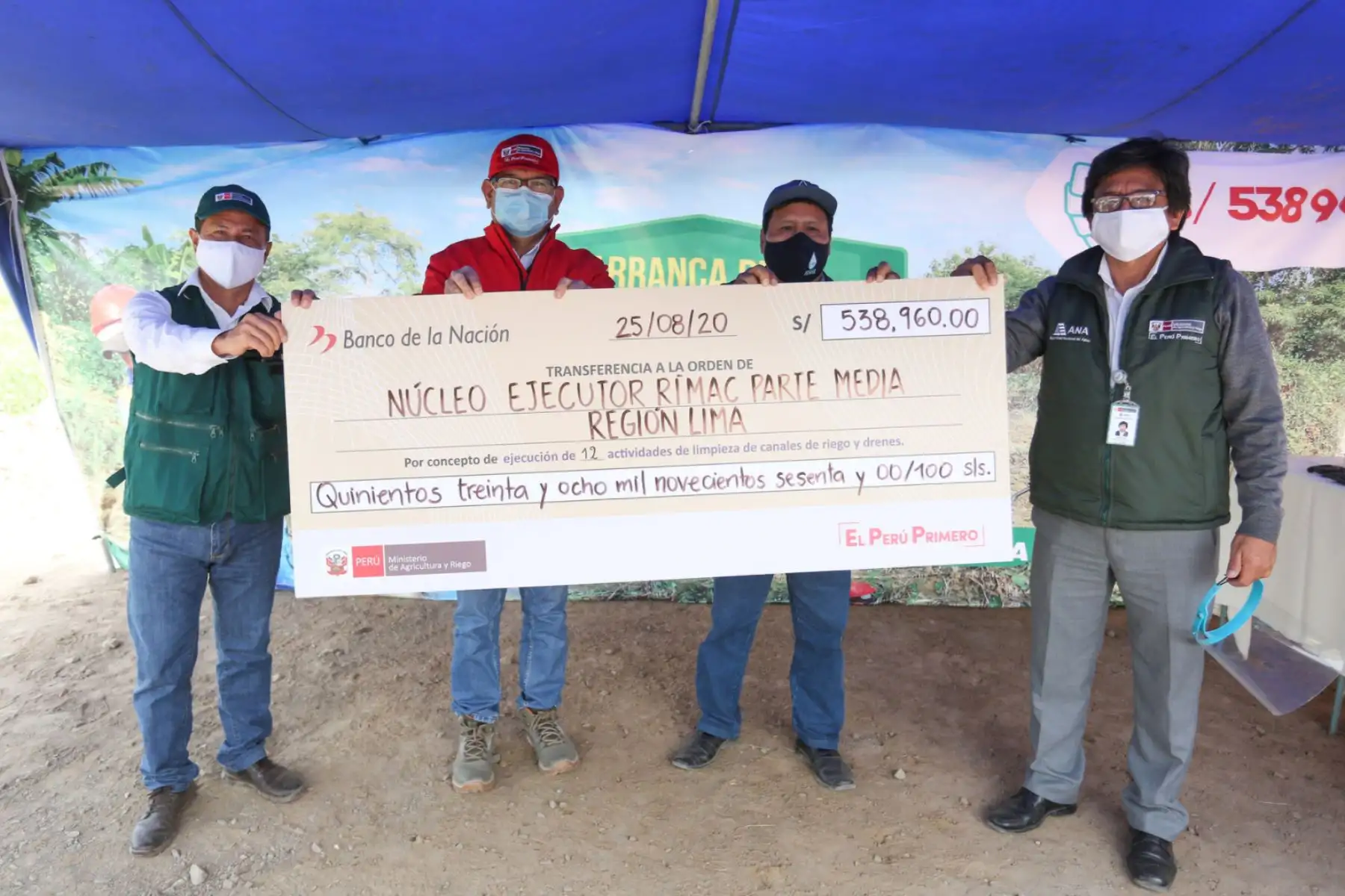 El ministro de Agricultura Jorge Montenegro Chavesta entregó cheques a Núcleos ejecutores de Huachipa por casi S/ 600 mil, en el marco de la reactivación del agro.Foto:ANDINA/Minagri. El ministro de Agricultura Jorge Montenegro Chavesta entregó cheques a Núcleos ejecutores de Huachipa por casi S/ 600 mil, en el marco de la reactivación del agro.Foto:ANDINA/Minagri.