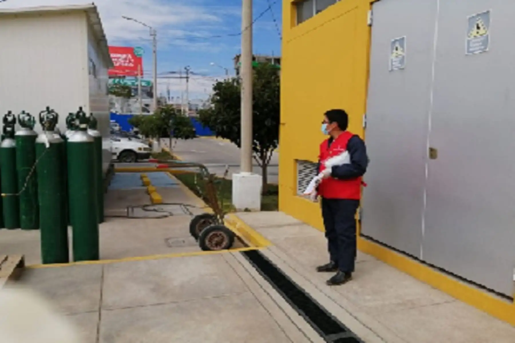 La comisión de control también evidenció el inadecuado almacenamiento de los cilindros de oxígeno para la atención de pacientes covid-19, lo que genera el riesgo de su deterioro y podría afectar la seguridad de las personas internadas y del personal de salud.