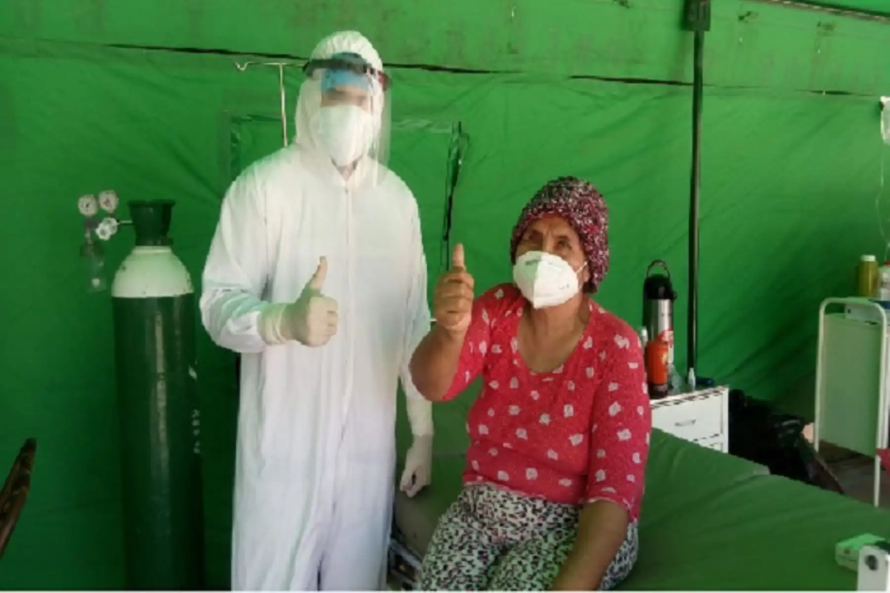 A su salida del hospital, las abuelitas tuvieron sentidas palabras de agradecimiento para el personal de salud que las atendió en el Hospital La Caleta de Chimbote.