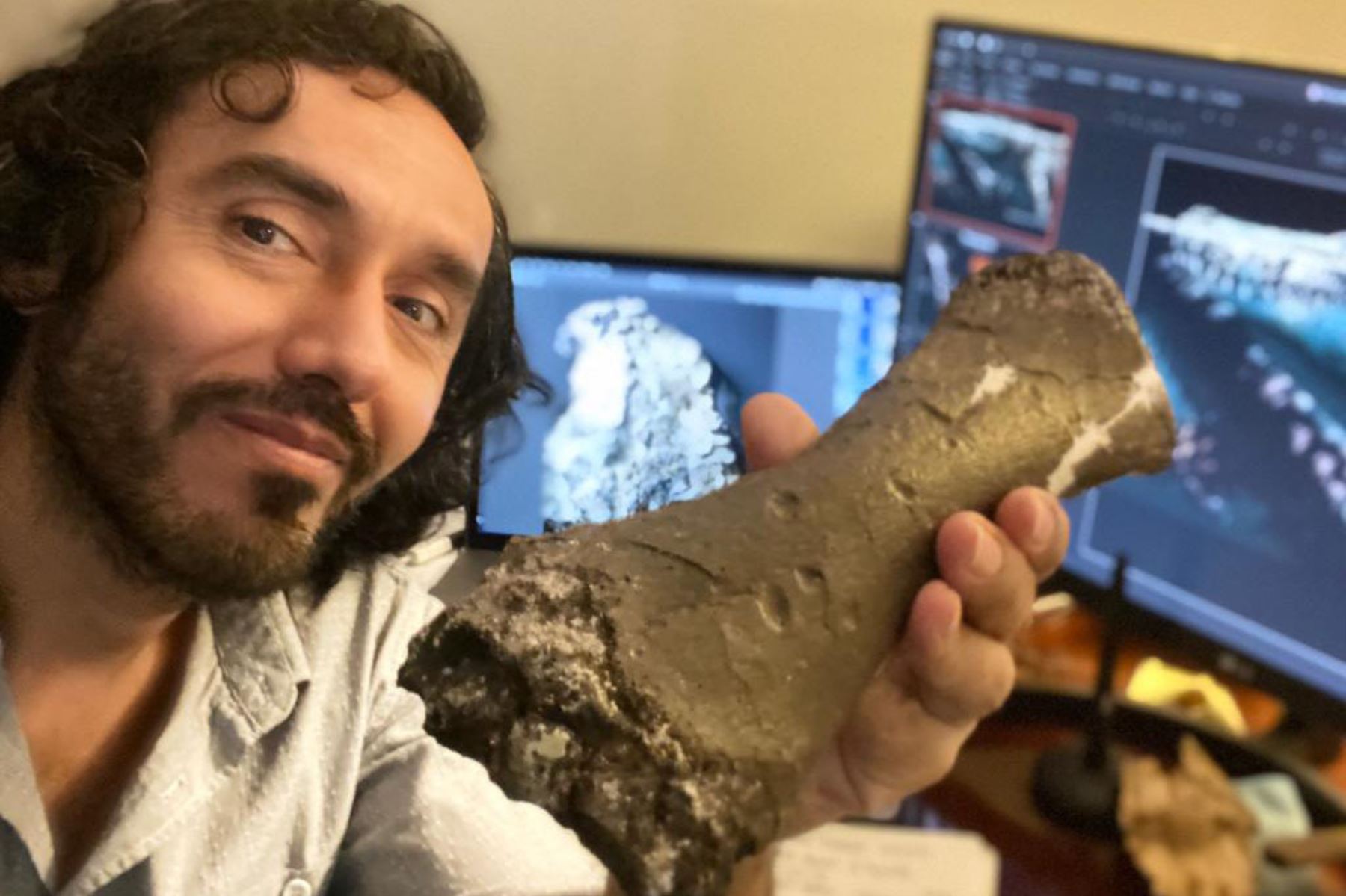 Paleontólogo peruano Rodolfo Salas-Gismondi muestra pata de perezoso de 13 millones de años hallado en la Amazonía peruana. Foto: ANDINA/Difusión