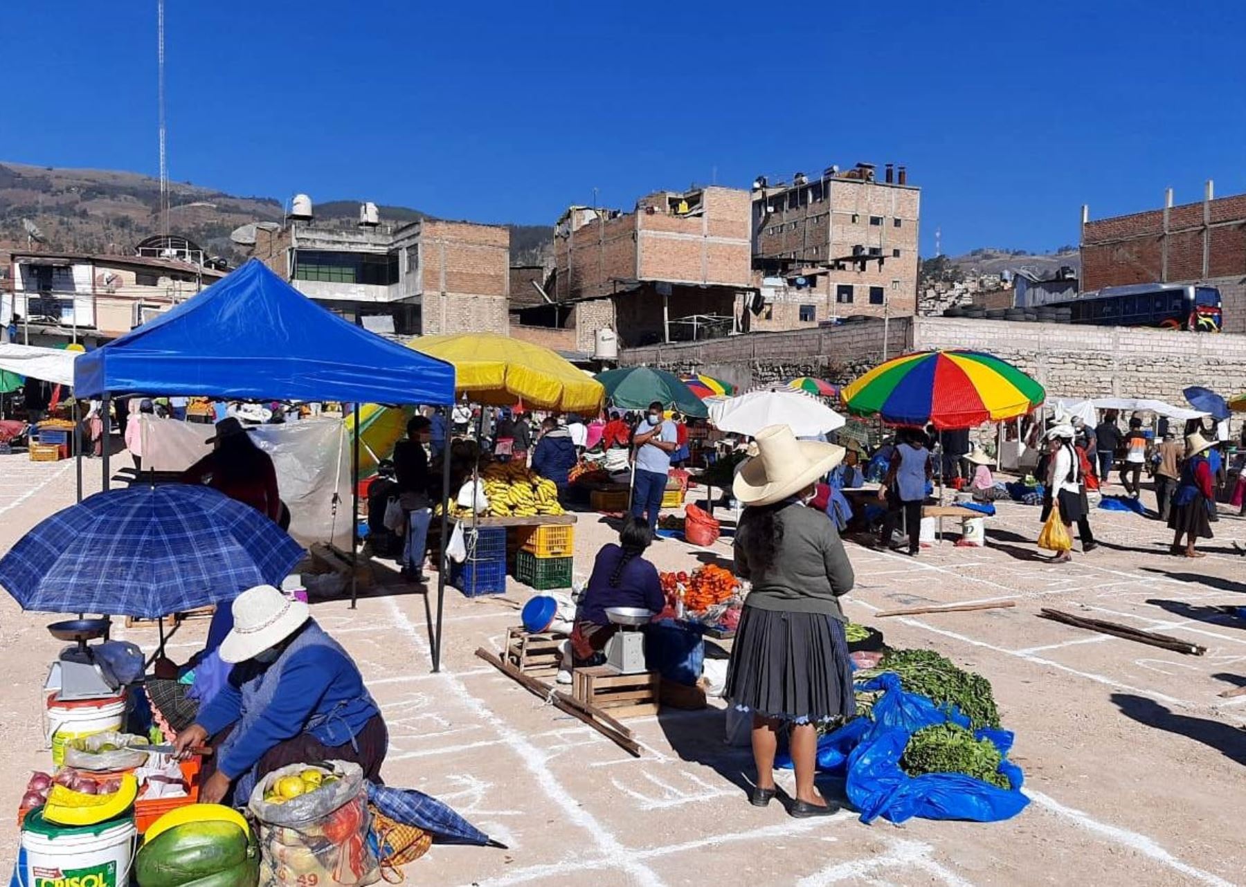 Cajamarca implementa 27 mercados itinerantes para frenar avance de la pandemia de coronavirus.