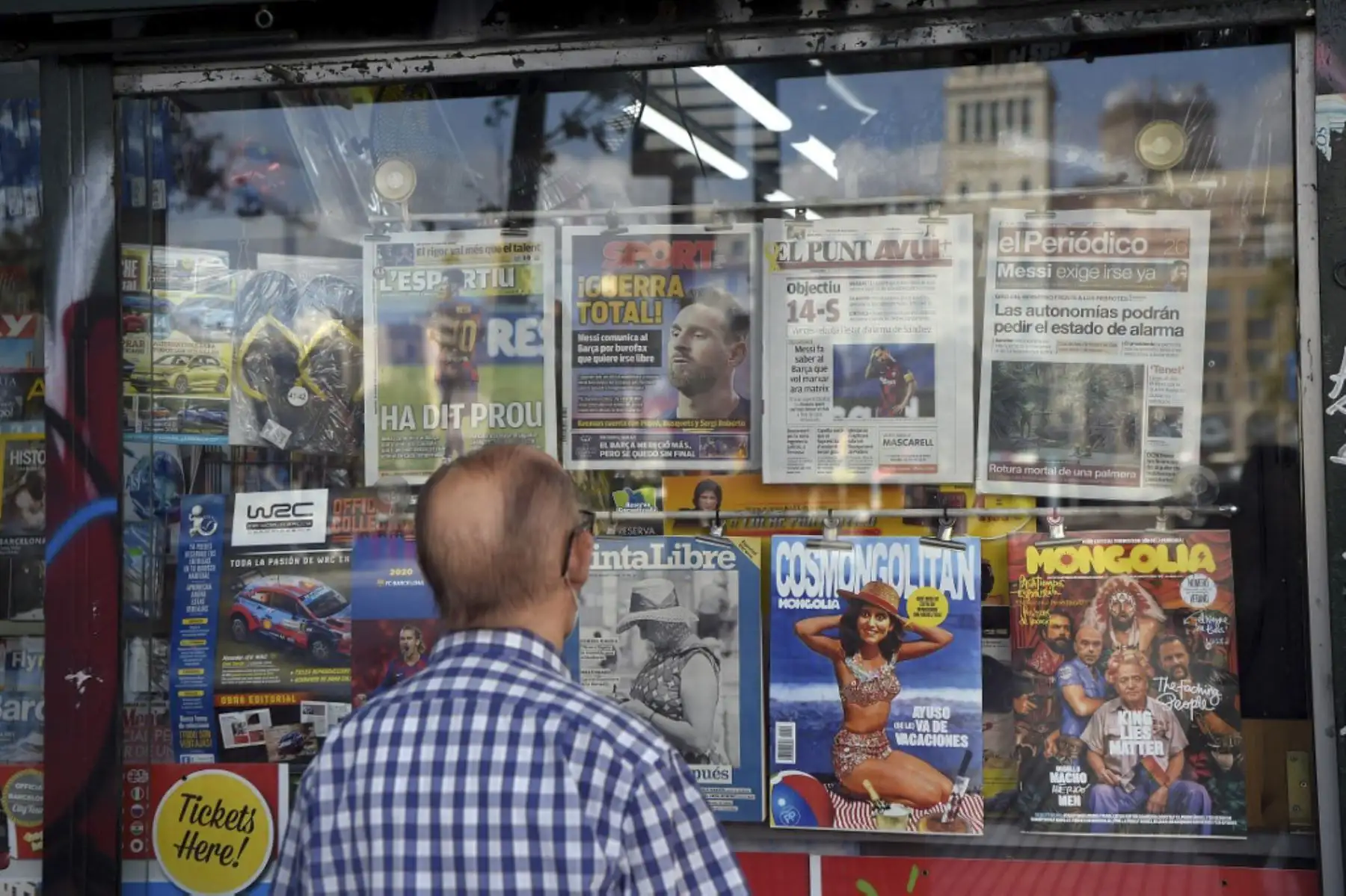 Portadas de los diarios deportivos dan cuenta de la partida de Messi del Barza.