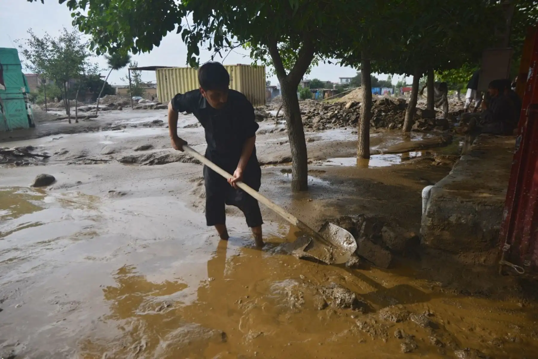 Un aldeano afectado por una inundación repentina usa una pala para limpiar el barro después de las fuertes lluvias en Charikar, provincia de Parwan. Al menos 46 personas murieron y cientos de casas fueron destruidas por las inundaciones repentinas mientras lluvias torrenciales azotaban una ciudad. al norte de la capital afgana.
Foto :AFP Un aldeano afectado por una inundación repentina usa una pala para limpiar el barro después de las fuertes lluvias en Charikar, provincia de Parwan. Al menos 46 personas murieron y cientos de casas fueron destruidas por las inundaciones repentinas mientras lluvias torrenciales azotaban una ciudad. al norte de la capital afgana.
Foto :AFP
