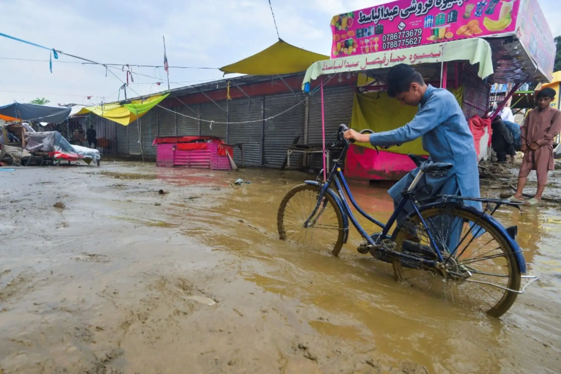 Un aldeano afectado por una inundación repentina empuja una bicicleta a lo largo de una carretera en Charikar, provincia de Parwan. Al menos 46 personas murieron y cientos de casas fueron destruidas por inundaciones repentinas cuando lluvias torrenciales azotaron una ciudad al norte de la capital afgana.
Foto :AFP Un aldeano afectado por una inundación repentina empuja una bicicleta a lo largo de una carretera en Charikar, provincia de Parwan. Al menos 46 personas murieron y cientos de casas fueron destruidas por inundaciones repentinas cuando lluvias torrenciales azotaron una ciudad al norte de la capital afgana.
Foto :AFP