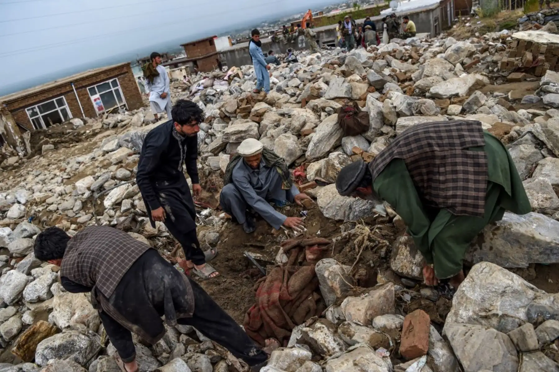 Los aldeanos afganos buscan y limpian su casa después de una inundación repentina en Sayrah-e-Hopiyan en Charikar, provincia de Parwan.
Foto :AFP Los aldeanos afganos buscan y limpian su casa después de una inundación repentina en Sayrah-e-Hopiyan en Charikar, provincia de Parwan.
Foto :AFP