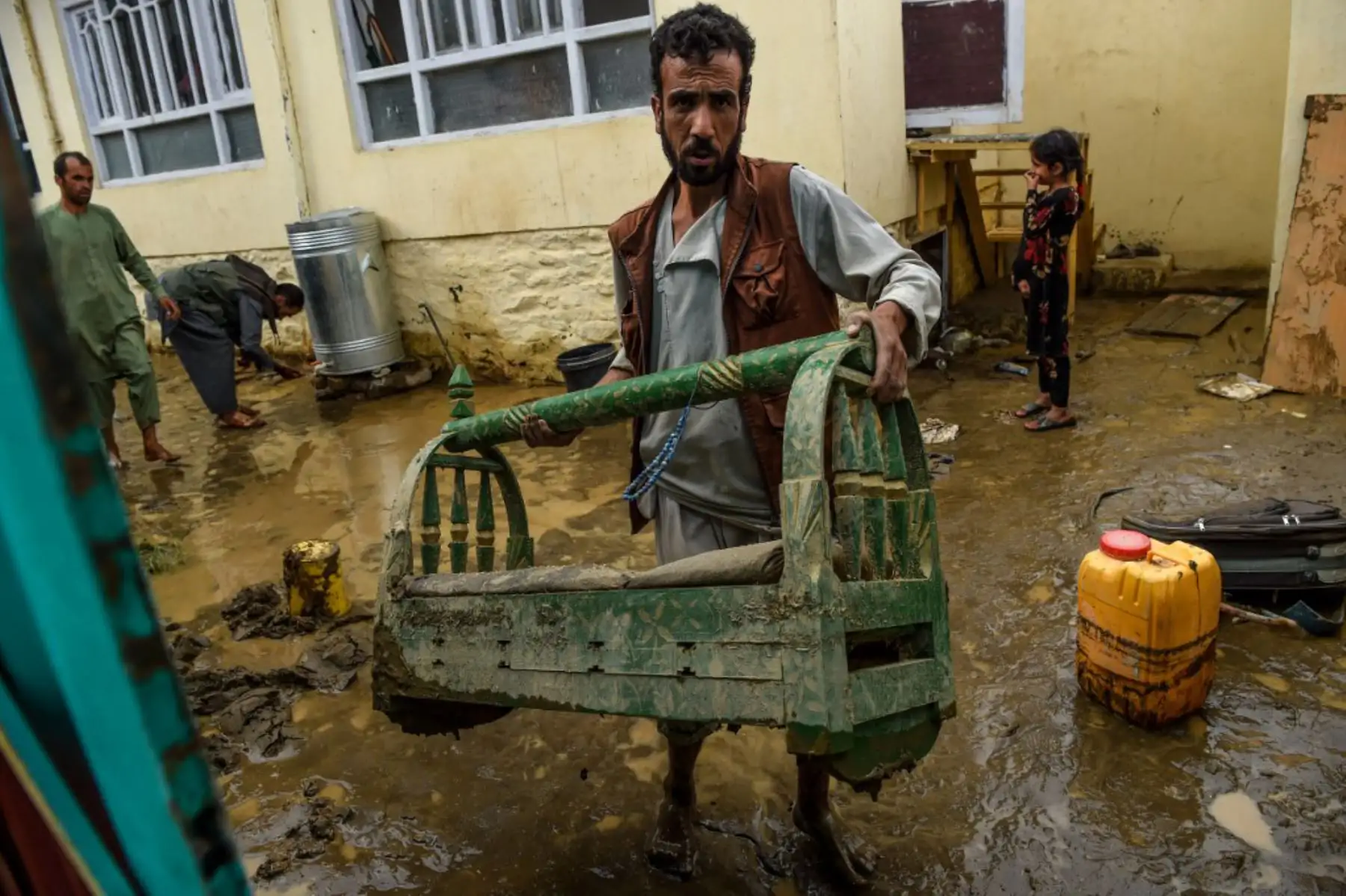 Un aldeano lleva una pertenencia mientras limpiaba los escombros de su casa después de que una inundación repentina afectó el área de Sayrah-e-Hopiyan en Charikar, provincia de Parwan. El número de muertos por las inundaciones repentinas que arrasaron una ciudad afgana subió a 100 dijeron las autoridades, mientras los rescatistas buscaban sobrevivientes entre los escombros de las casas derrumbadas.
Foto :AFP Un aldeano lleva una pertenencia mientras limpiaba los escombros de su casa después de que una inundación repentina afectó el área de Sayrah-e-Hopiyan en Charikar, provincia de Parwan. El número de muertos por las inundaciones repentinas que arrasaron una ciudad afgana subió a 100 dijeron las autoridades, mientras los rescatistas buscaban sobrevivientes entre los escombros de las casas derrumbadas.
Foto :AFP