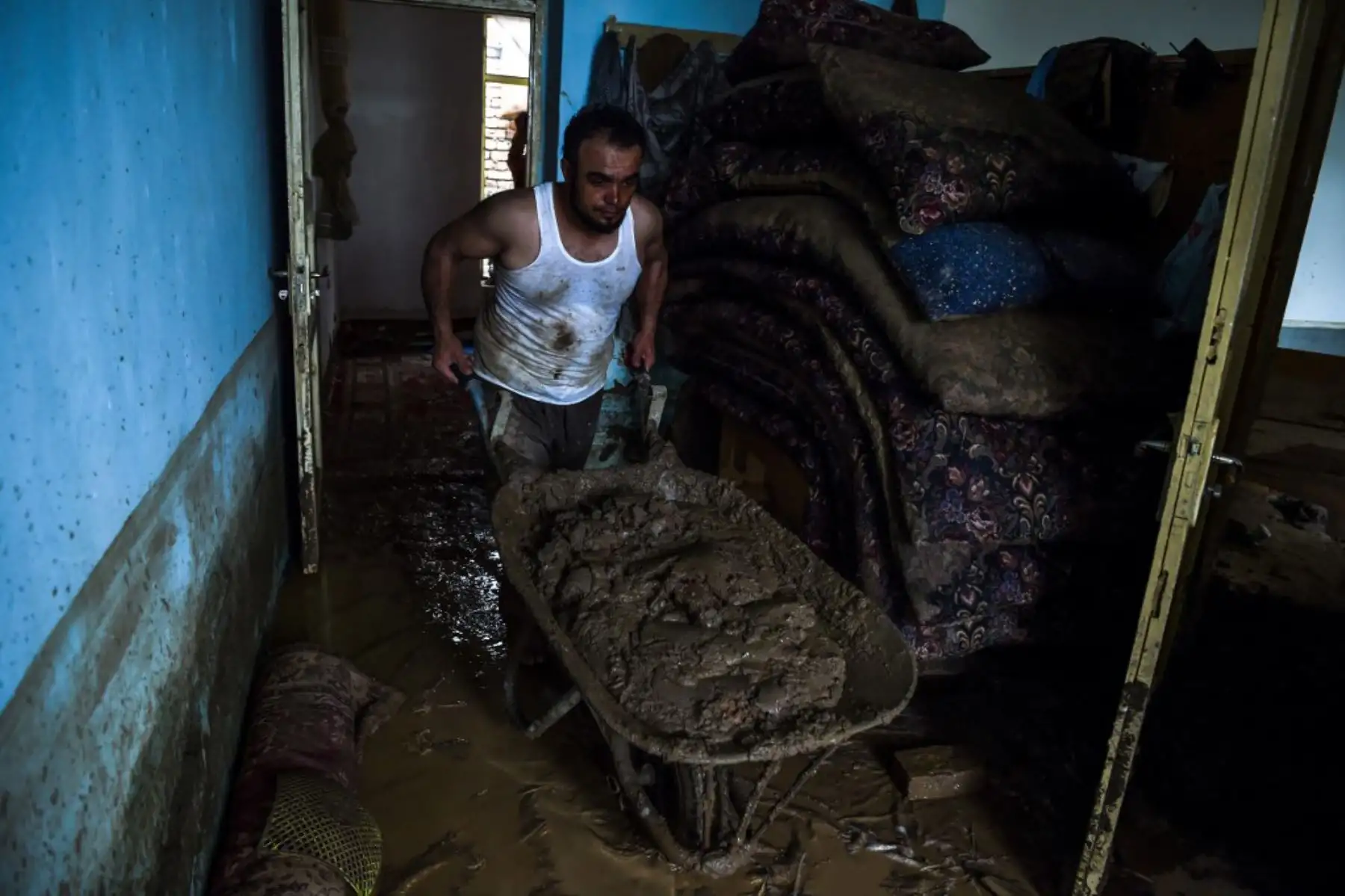 Un aldeano lleva una pertenencia mientras limpiaba los escombros de su casa después de que una inundación repentina afectó el área de Sayrah-e-Hopiyan en Charikar, provincia de Parwan. 
Foto :AFP Un aldeano lleva una pertenencia mientras limpiaba los escombros de su casa después de que una inundación repentina afectó el área de Sayrah-e-Hopiyan en Charikar, provincia de Parwan. 
Foto :AFP