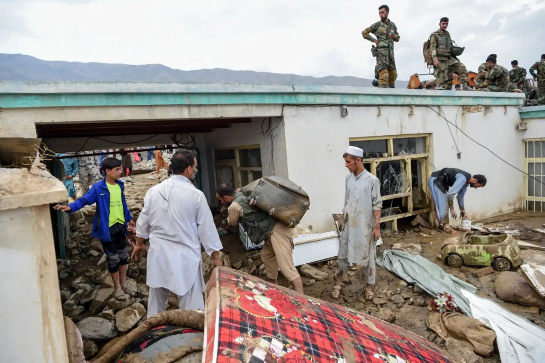 Aldeanos limpian los escombros de sus casas mientras el personal de seguridad vigila después de que una inundación repentina afectó el área de Sayrah-e-Hopiyan en Charikar, provincia de Parwa. El número de muertos por inundaciones repentinas que arrasaron una ciudad afgana subió a 100 dijeron las autoridades, mientras los rescatistas buscaban sobrevivientes entre los escombros de las casas derrumbadas. 
Foto :AFP Aldeanos limpian los escombros de sus casas mientras el personal de seguridad vigila después de que una inundación repentina afectó el área de Sayrah-e-Hopiyan en Charikar, provincia de Parwa. El número de muertos por inundaciones repentinas que arrasaron una ciudad afgana subió a 100 dijeron las autoridades, mientras los rescatistas buscaban sobrevivientes entre los escombros de las casas derrumbadas. 
Foto :AFP