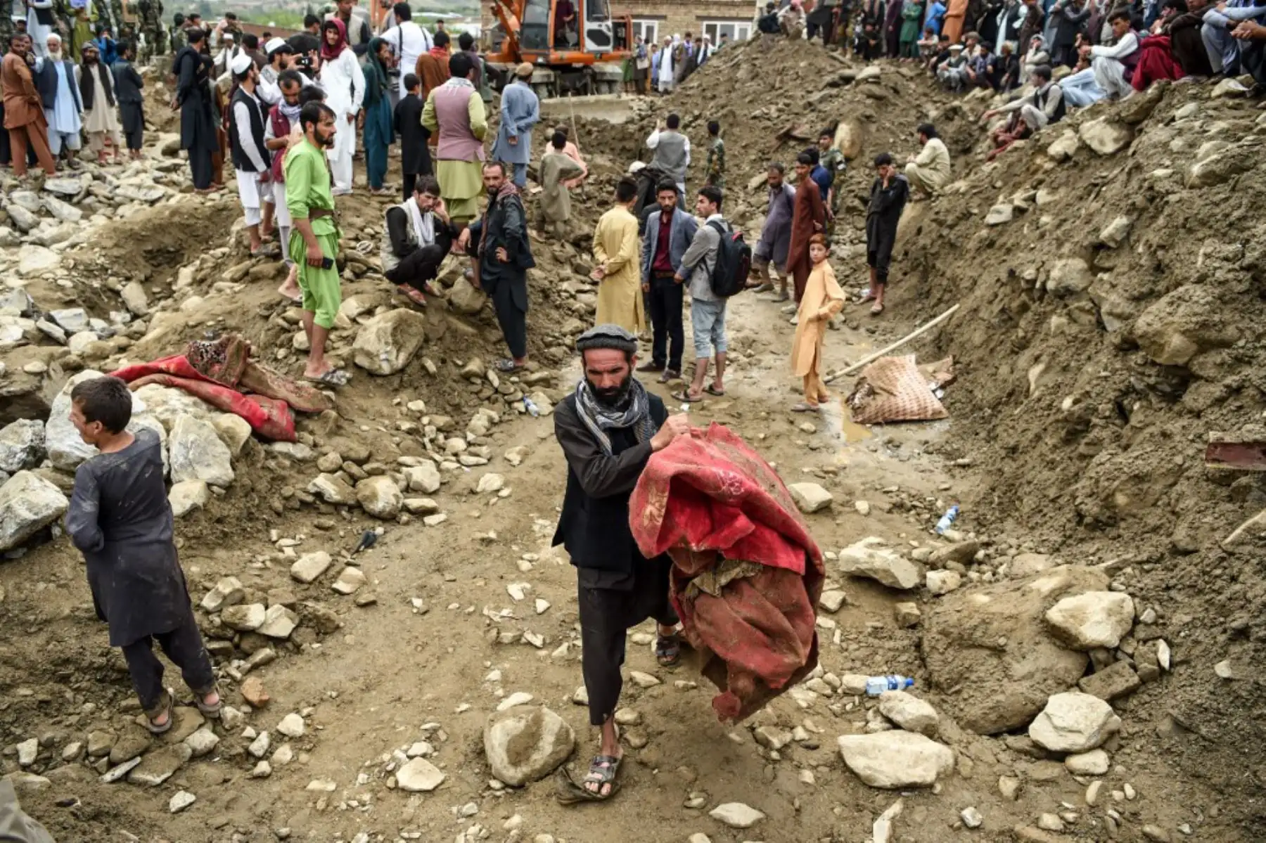 Aldeanos recuperan sus pertenencias mientras limpian los escombros de sus casas después de que una inundación repentina afectó el área de Sayrah-e-Hopiyan en Charikar, provincia de Parwan. El número de muertos por inundaciones repentinas que arrasaron una ciudad afgana ascendió a 100 dijeron las autoridades, mientras los rescatistas buscaban sobrevivientes entre los escombros de las casas derrumbadas. 
Foto :AFP Aldeanos recuperan sus pertenencias mientras limpian los escombros de sus casas después de que una inundación repentina afectó el área de Sayrah-e-Hopiyan en Charikar, provincia de Parwan. El número de muertos por inundaciones repentinas que arrasaron una ciudad afgana ascendió a 100 dijeron las autoridades, mientras los rescatistas buscaban sobrevivientes entre los escombros de las casas derrumbadas. 
Foto :AFP