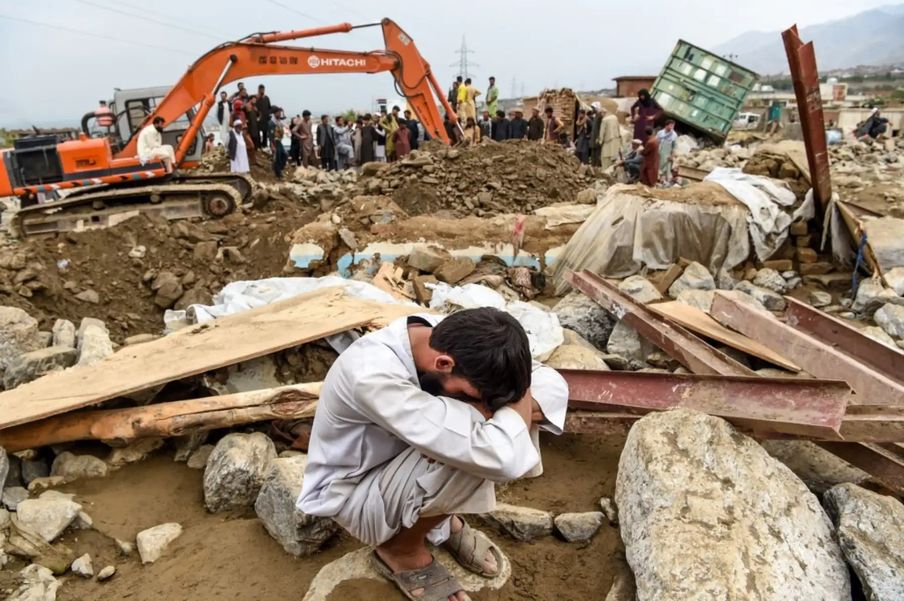 Un aldeano se lamenta junto a su casa destruida mientras los rescatistas buscan cadáveres después de que una inundación repentina afectó el área de Sayrah-e-Hopiyan en Charikar, provincia de Parwan.
Foto :AFP Un aldeano se lamenta junto a su casa destruida mientras los rescatistas buscan cadáveres después de que una inundación repentina afectó el área de Sayrah-e-Hopiyan en Charikar, provincia de Parwan.
Foto :AFP