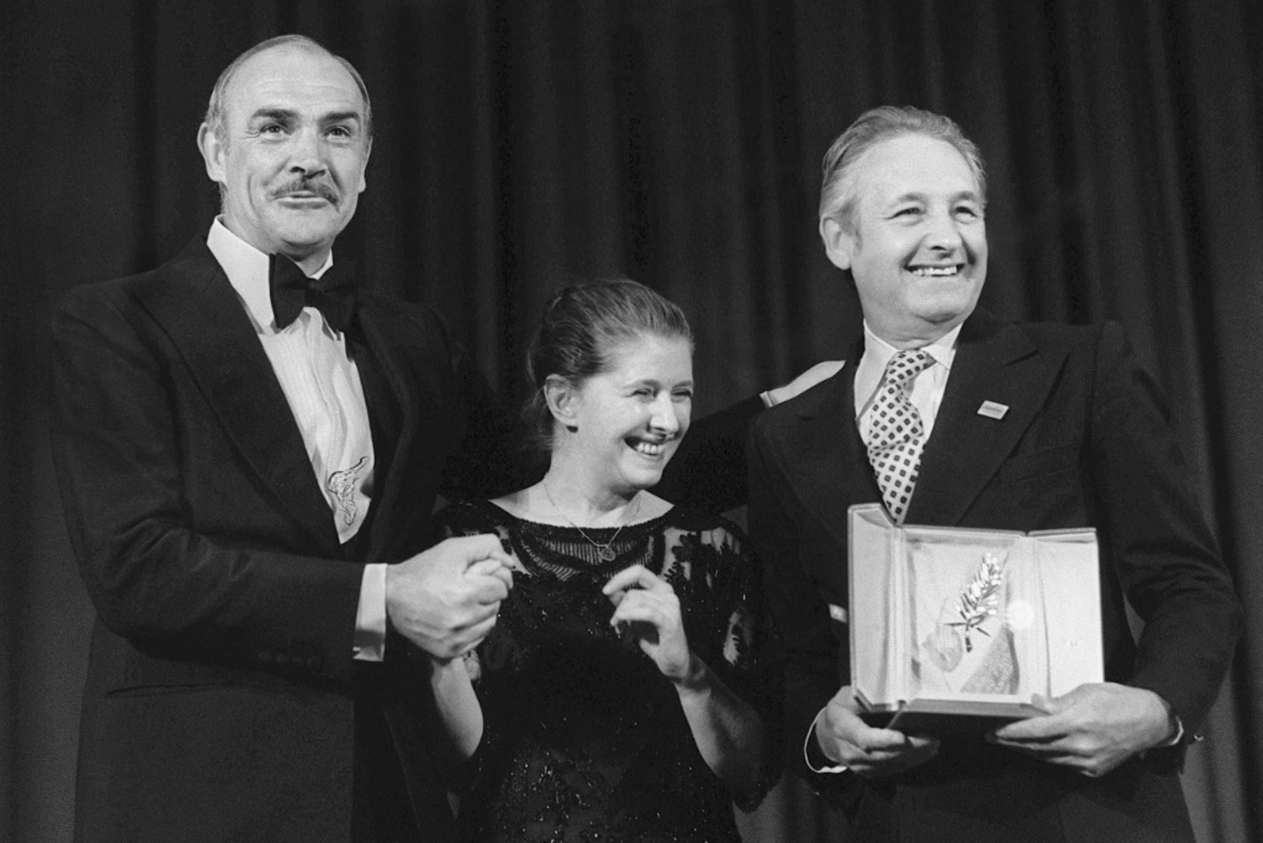 El actor escocés Sean Connery, felicita al cineasta polaco Andrzej Wajda.Después de que le concedieran la Palma de Oro el 27 de mayo de 1981 al final del 34º Festival Internacional de Cine de Cannes por su película "Iron man". Foto:AFP