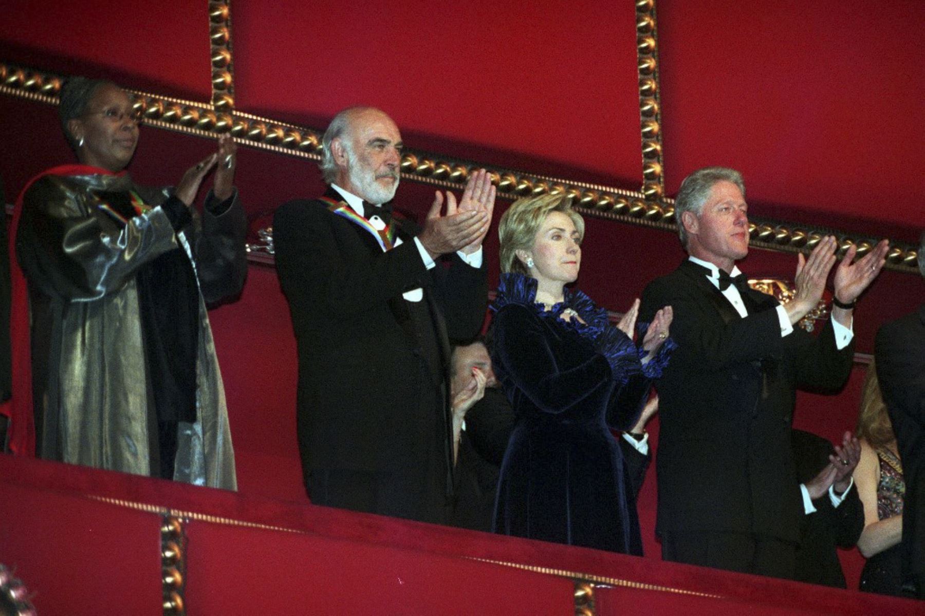 Los homenajeados del Kennedy Center, la bailarina estadounidense Judith Jamison y el actor escocés Sean Connery,  aplauden con la Primera Dama Hillary Clinton y el Presidente de los Estados Unidos Bill Clinton, en el Kennedy Center el 05 de diciembre de 1999 en Washington, DC.Foto:AFP
