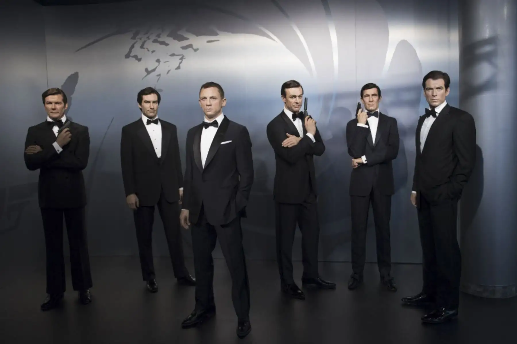 Figuras de cera de los actores de James Bond  Roger Moore, Timothy Dalton, Daniel Craig, Sean Connery, George Lazenby y Pierce Brosnan, se presentan en el museo de cera Madame Tussauds el 4 de octubre de 2016 en Berlín .Foto:AFP