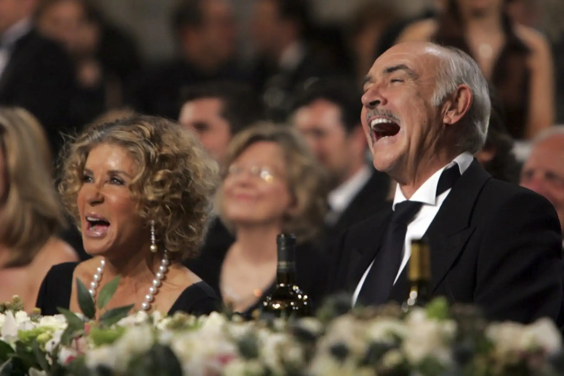 El actor Sean Connery  y su esposa Micheline Roquebrune, se ríen durante el 34o AFI Life Achievement Award homenaje a Sir Sean Connery celebrado en el Kodak Theatre el 8 de junio de 2006 en Hollywood, California.Foto:AFP