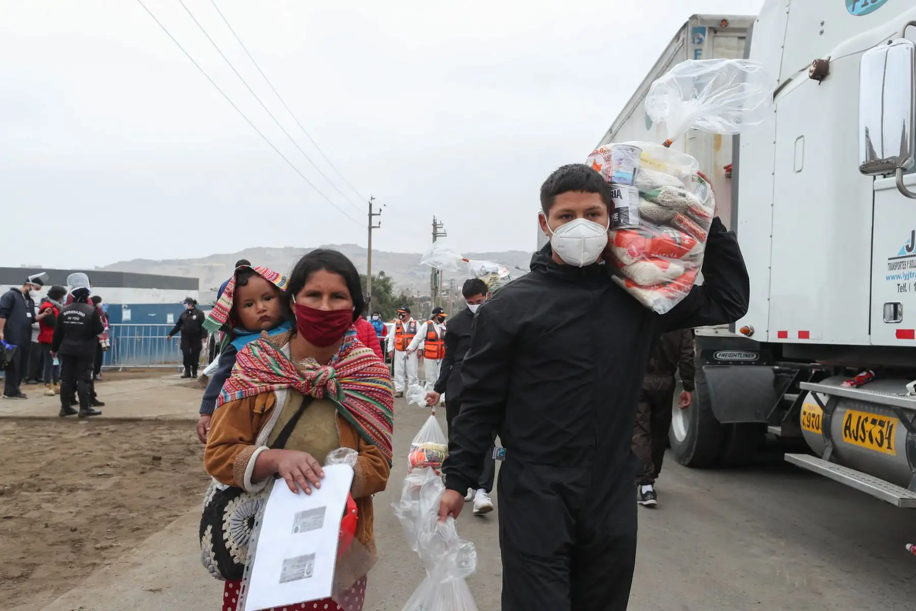 Familias vulnerables reciben apoyo alimentario por parte del Estado en Mi Perú, Ventanilla.  Foto: ANDINA /PCM