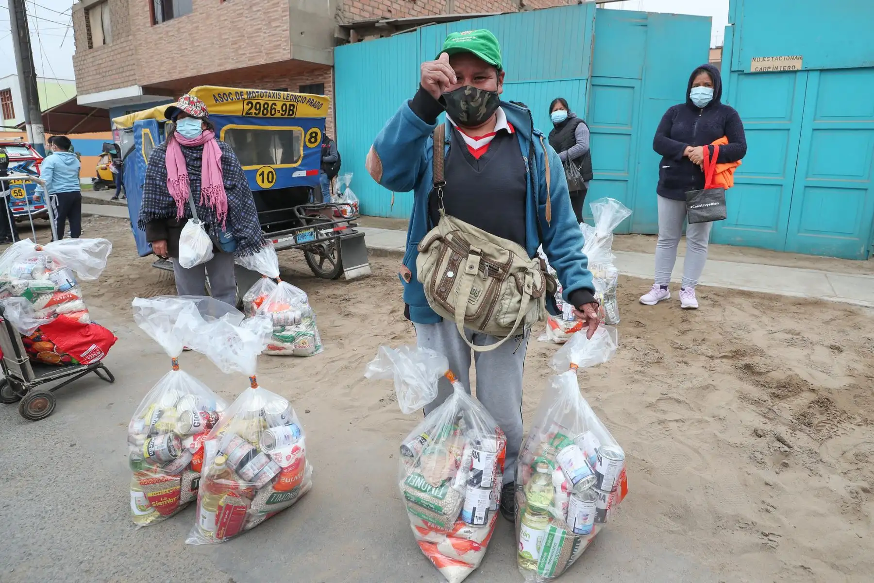 Familias vulnerables reciben apoyo alimentario por parte del Estado en Mi Perú, Ventanilla.  Foto: ANDINA /PCM
