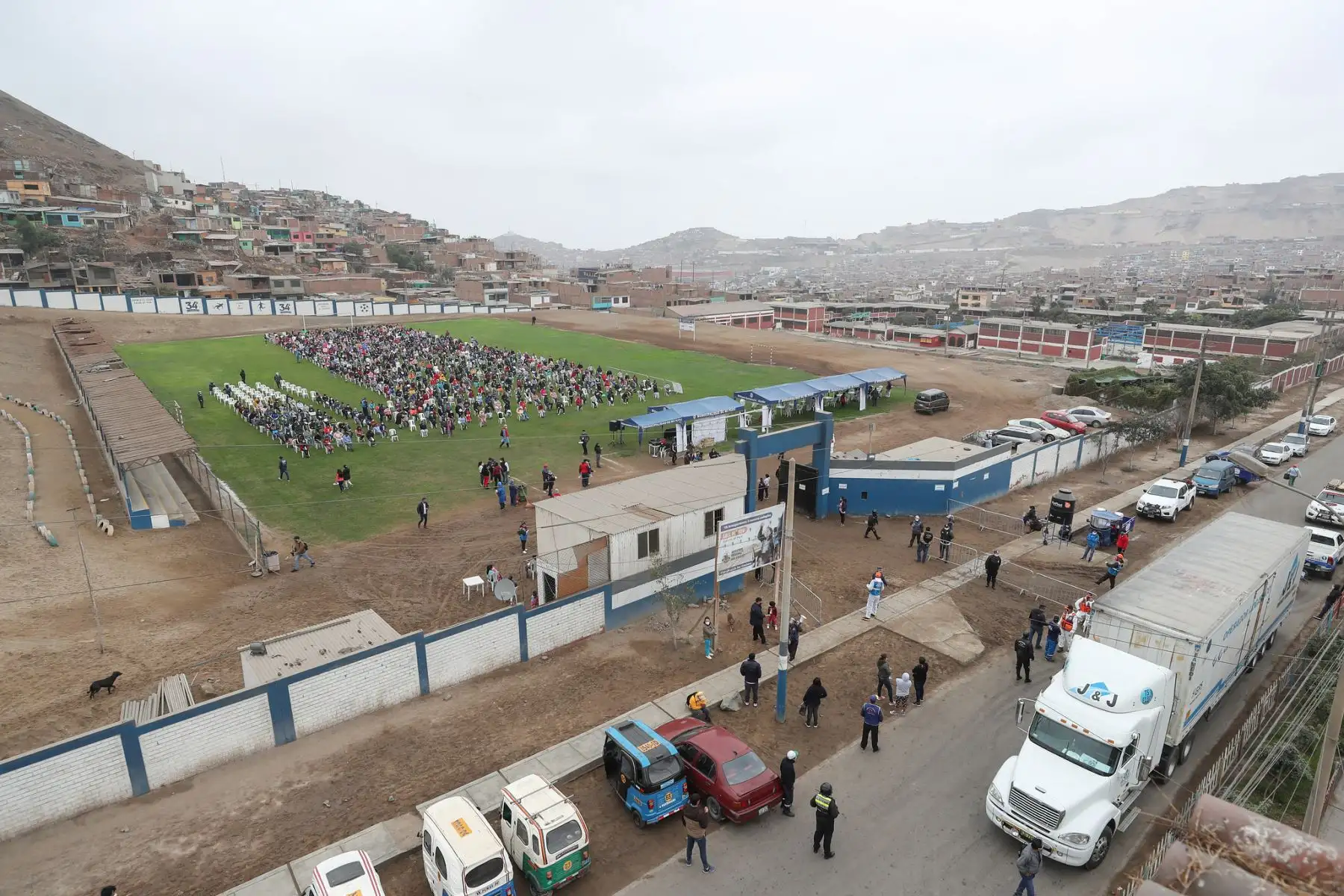 Familias vulnerables reciben apoyo alimentario por parte del Estado en Mi Perú, Ventanilla.  Foto: ANDINA /PCM