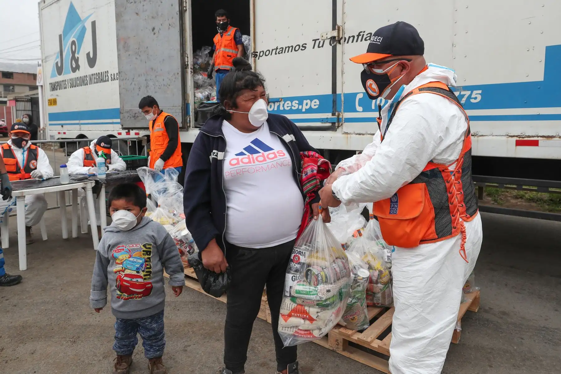 Familias vulnerables reciben apoyo alimentario por parte del Estado en Mi Perú, Ventanilla.  Foto: ANDINA /PCM
