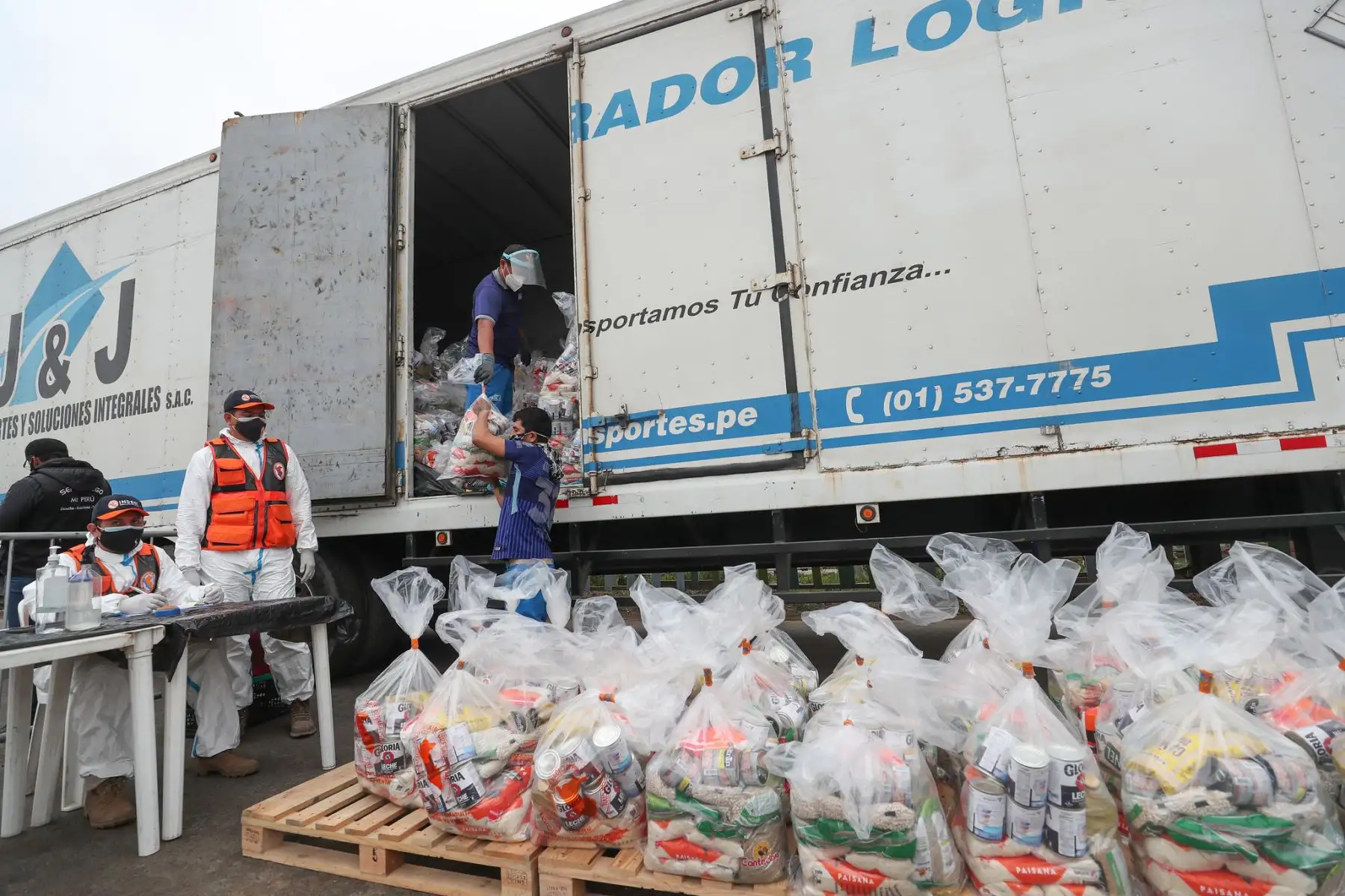 Familias vulnerables reciben apoyo alimentario por parte del Estado en Mi Perú, Ventanilla.  Foto: ANDINA /PCM