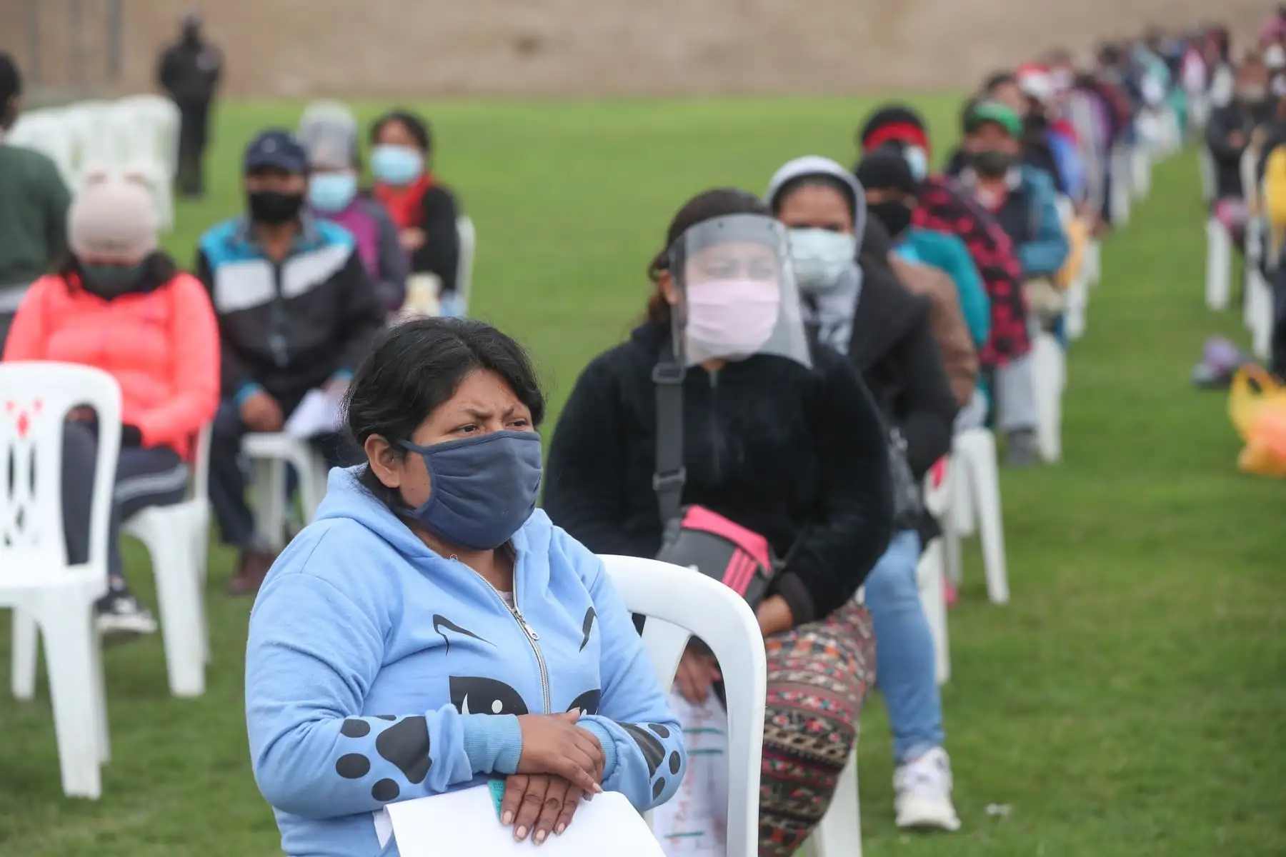 Familias vulnerables reciben apoyo alimentario por parte del Estado en Mi Perú, Ventanilla.  Foto: ANDINA /PCM