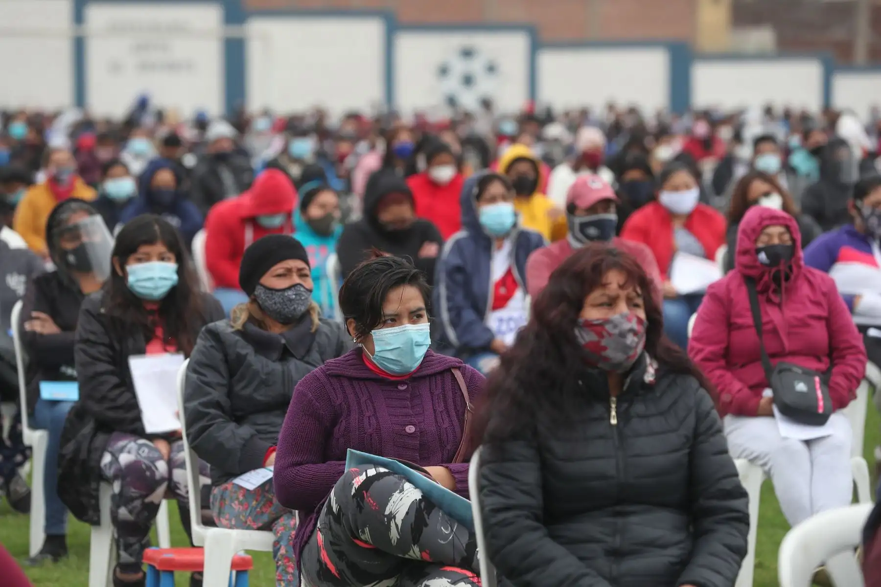Familias vulnerables reciben apoyo alimentario por parte del Estado en Mi Perú, Ventanilla.  Foto: ANDINA /PCM