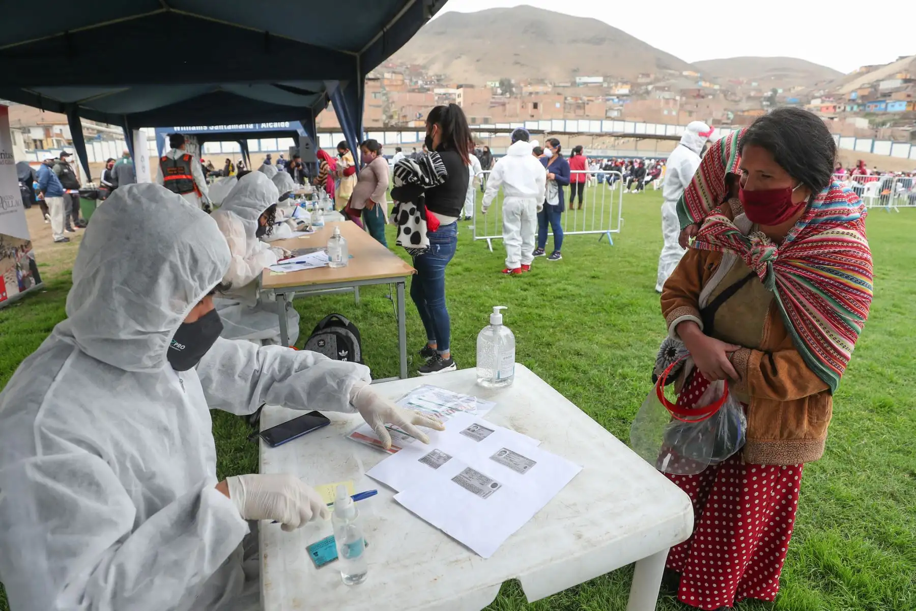 Familias vulnerables reciben apoyo alimentario por parte del Estado en Mi Perú, Ventanilla.  Foto: ANDINA /PCM