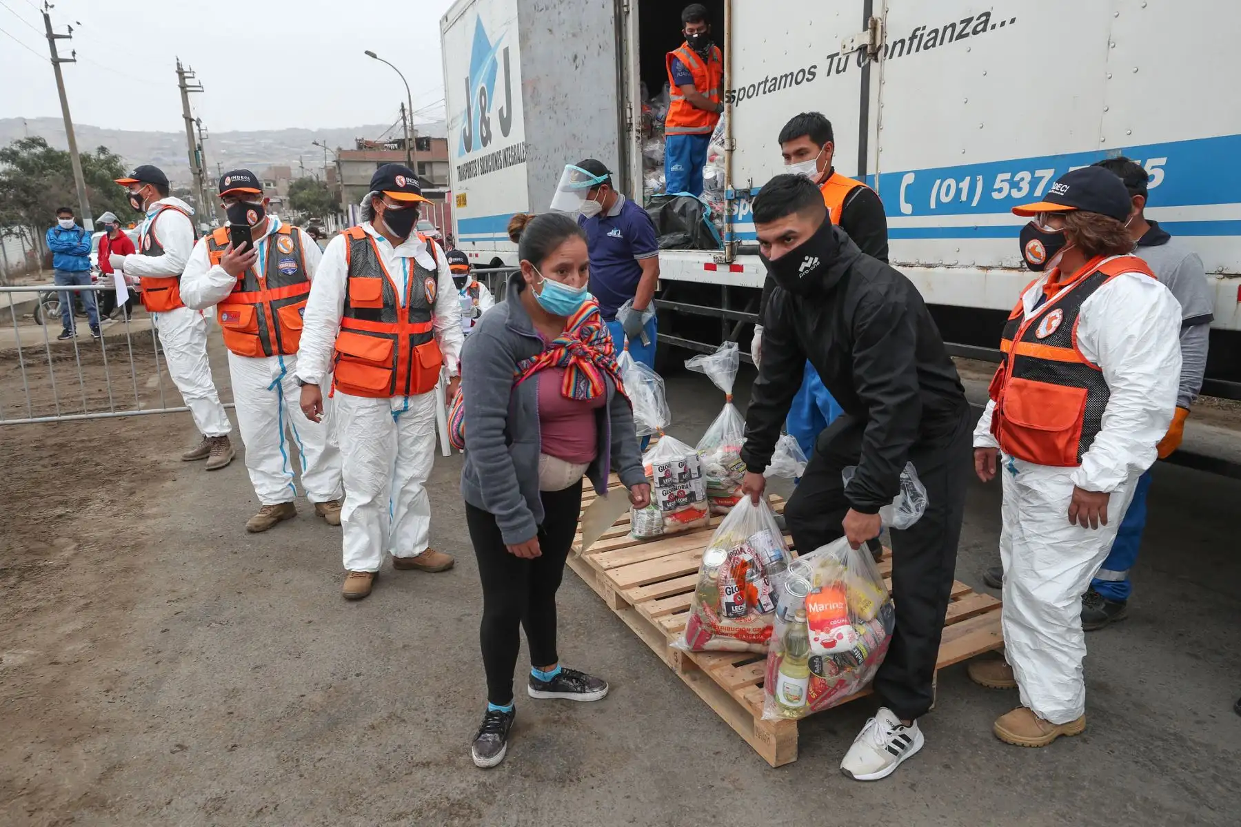 Familias vulnerables reciben apoyo alimentario por parte del Estado en Mi Perú, Ventanilla.  Foto: ANDINA /PCM