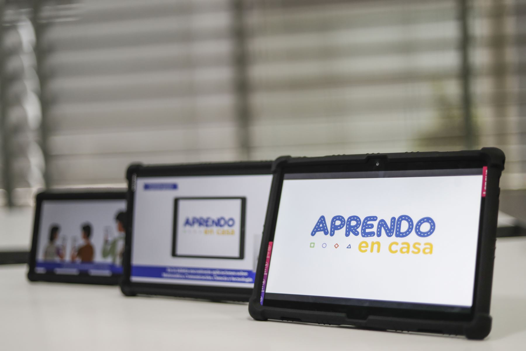 The Ministry of Education presented tablets that will be distributed to schoolchildren starting October. Photo: ANDINA/Renato Pajuelo