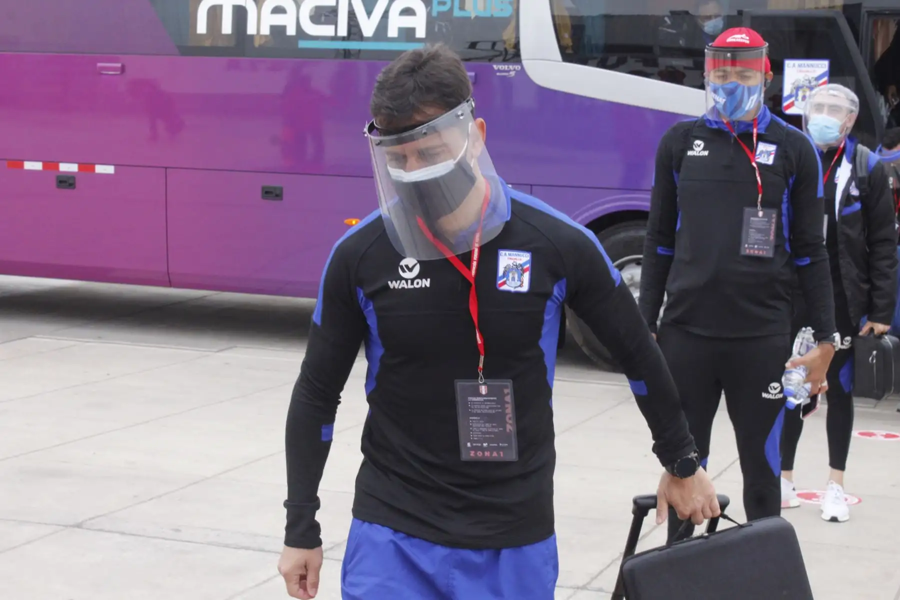 Jugadores del Club Carlos A. Mannucci llegan al estado Miguel Grau para enfrentarse al Deportivo Llacuabamba por la octava fecha de la Liga 1. Foto: Liga De Fútbol Profesional