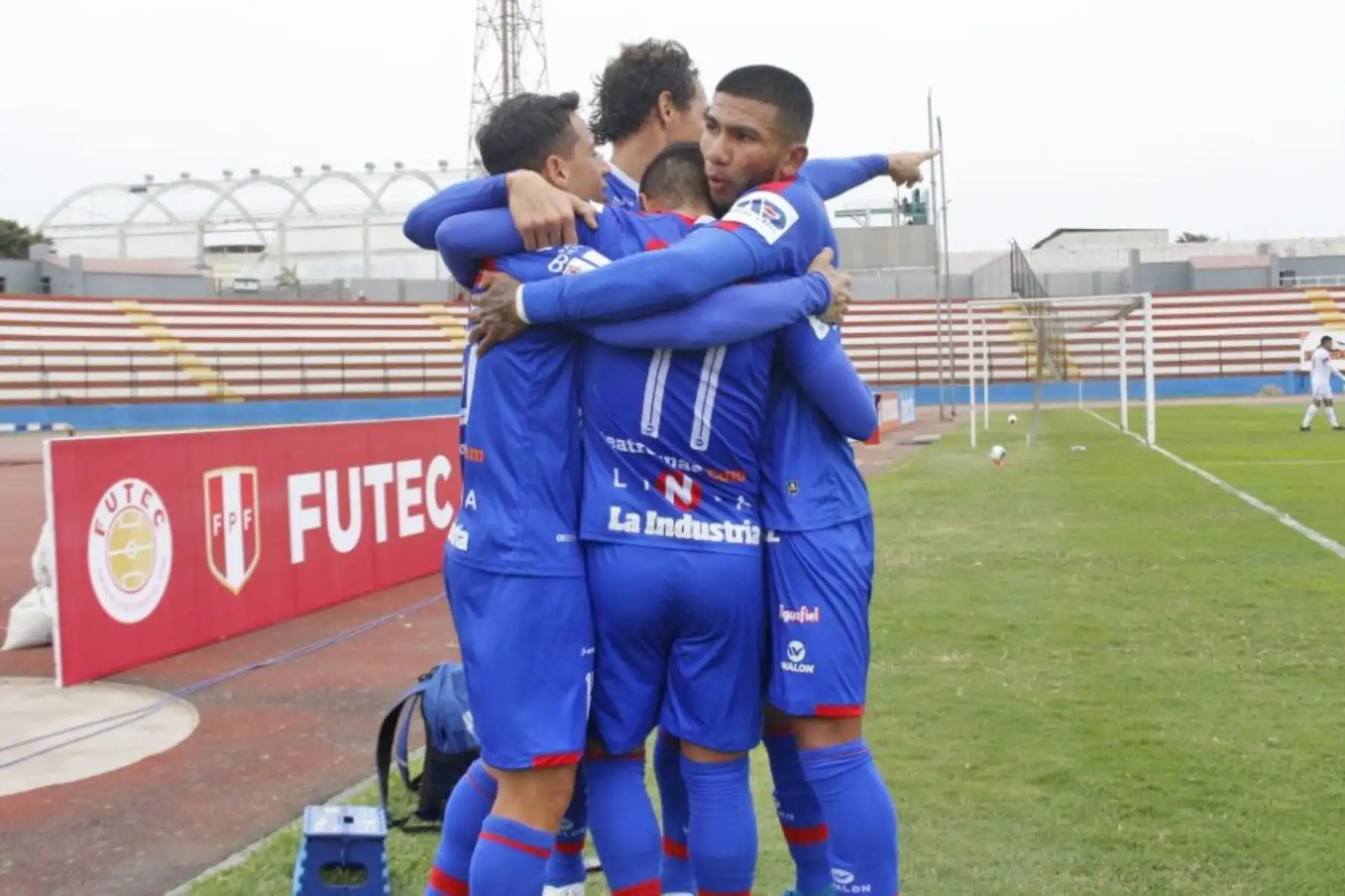 Diego Guastavino celebra con sus compañeros tras marcar el primer gol de para el Club Carlos A. Mannucci por la octava fecha de la Liga 1. Foto: Liga 1 de Fútbol Profesional