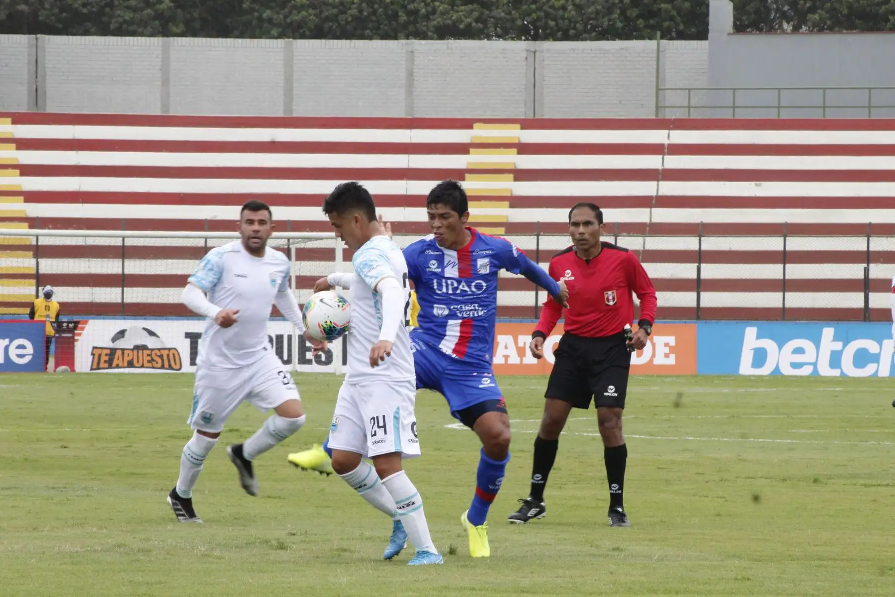 N. Vega del Deportivo Llacuabamba se enfrenta por el balón ante su rival del Carlos A. Mannucci, por la octava fecha de la Liga 1, en el estadio Miguel Grau. Foto: Liga De Fútbol Profesional