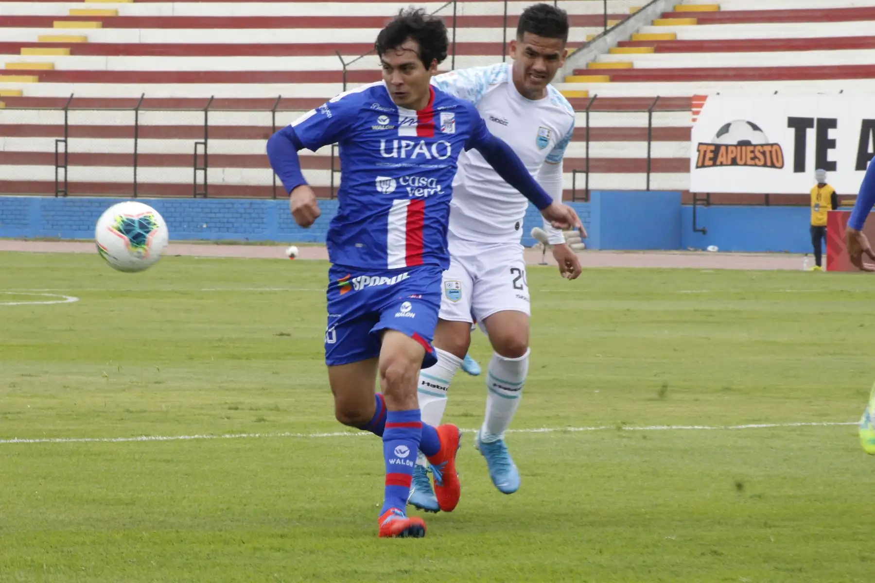 G. Peña del Club Carlos A. Mannucci dirige el balón ante rival del Deportivo Llacuabamba se enfrentan por la octava fecha de la Liga 1, en el estadio Miguel Grau. Foto: Liga De Fútbol Profesional