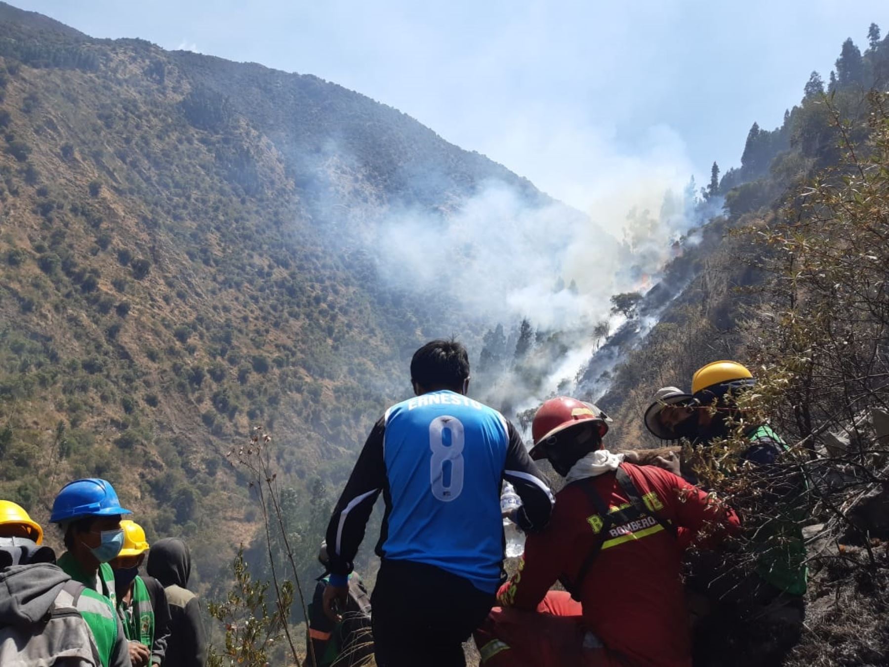 Bomberos de Cusco solicitan envío de helicópteros para sofocar incendio forestal en Calca que amenaza al parque arqueológico Huchuy Qosqo.