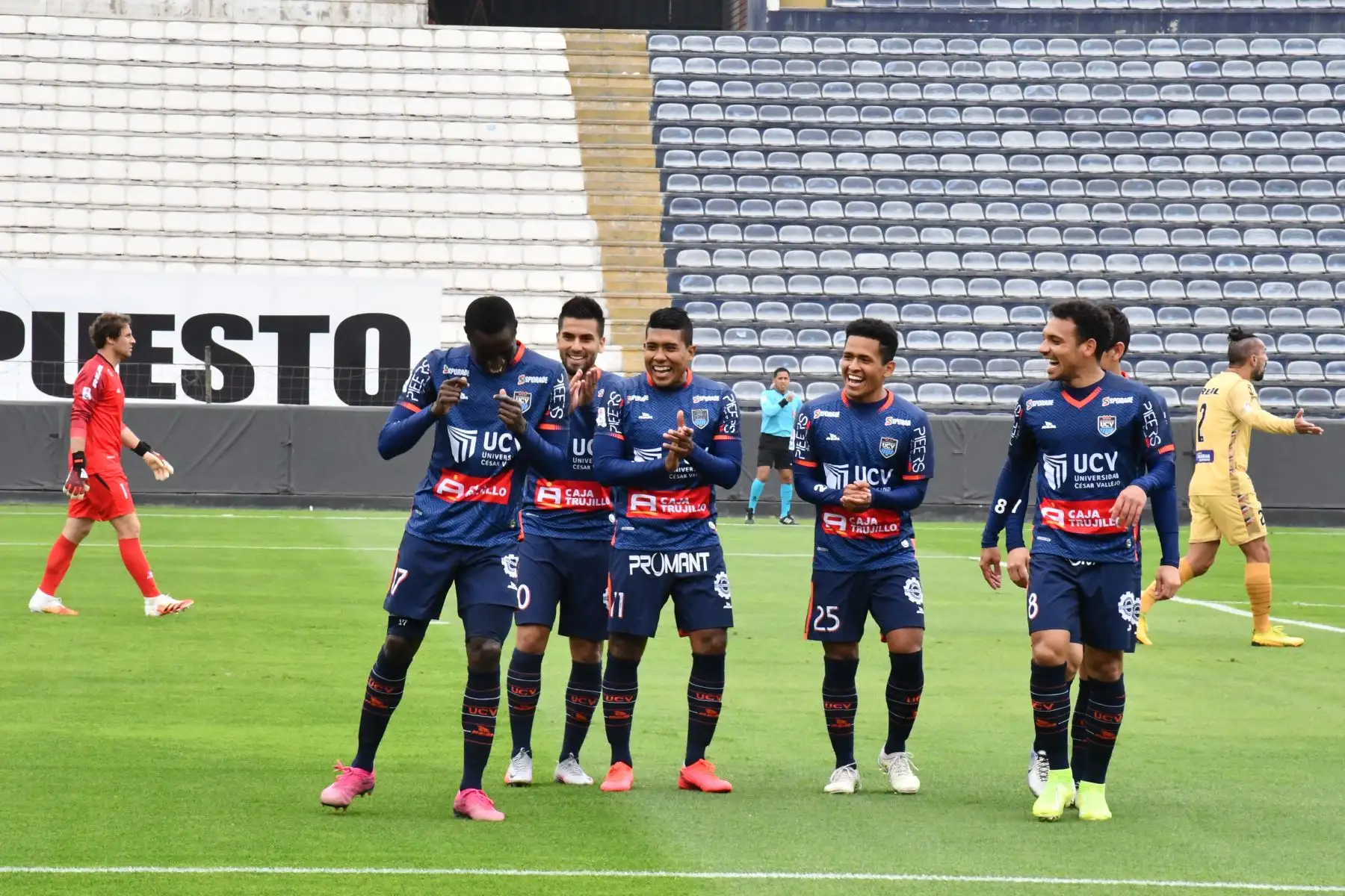 El futbolista J. Velez  del Club UCV, celebra su gol anotado ante  el club UTC, durante el partido por la fecha 8 de la Liga 1 del Torneo Apertura 2020, en el estadio Alejandro Villanueva.  
Foto: @LigaFutProfdel