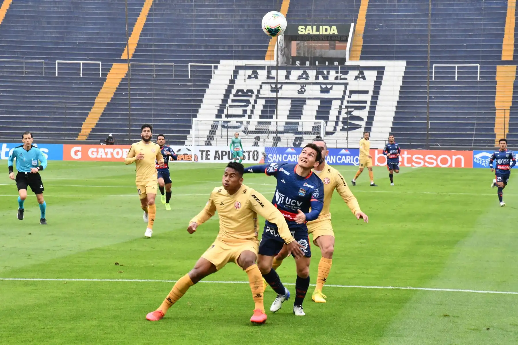 El futbolista J. Estrada  del Club UTC , disputa la pelota con el jugador del club UCV, durante el partido por la fecha 8 de la Liga 1 del Torneo Apertura 2020, en el estadio Alejandro Villanueva. 
Foto: @LigaFutProfdel